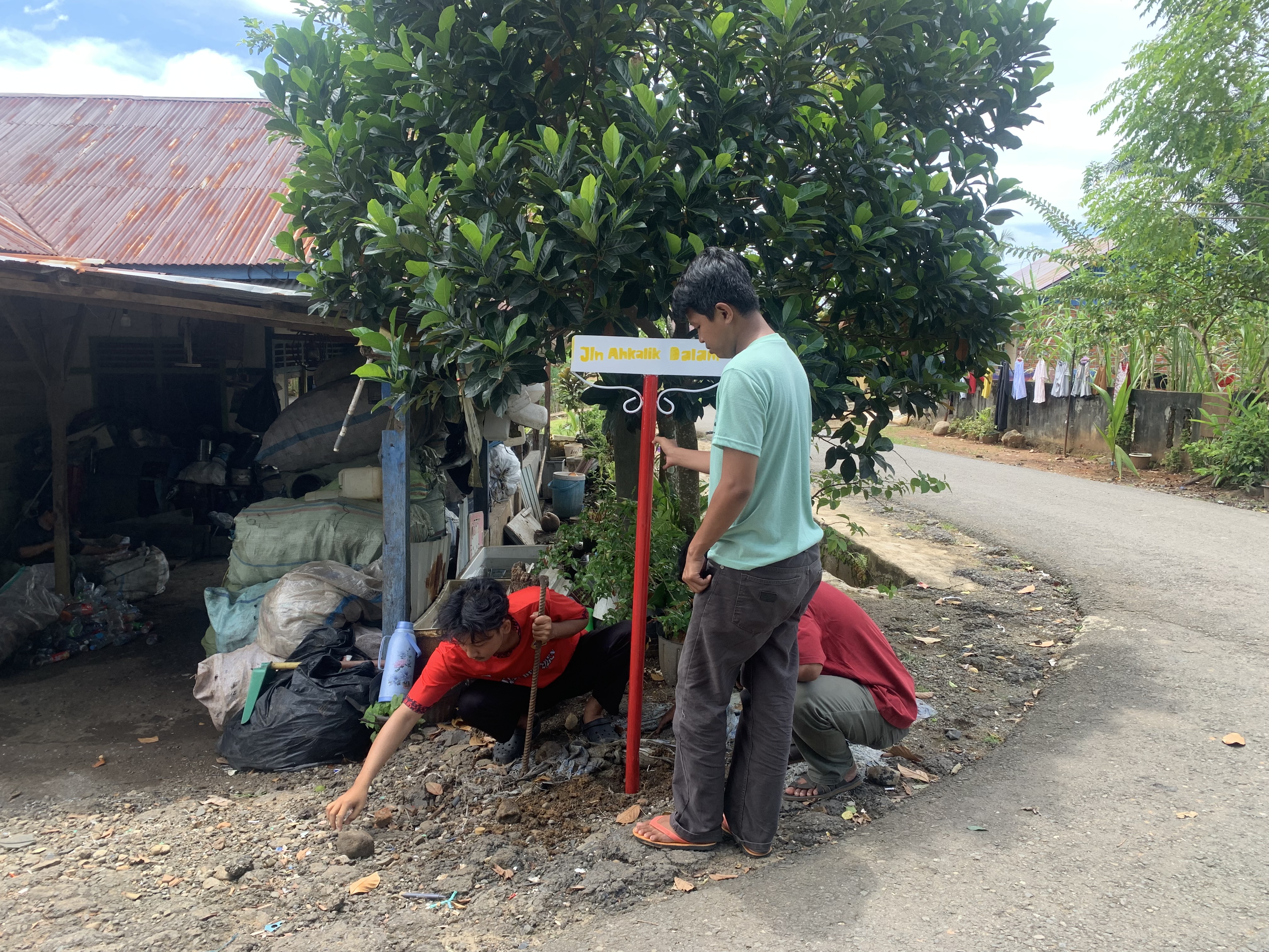 memasang plang nama jl