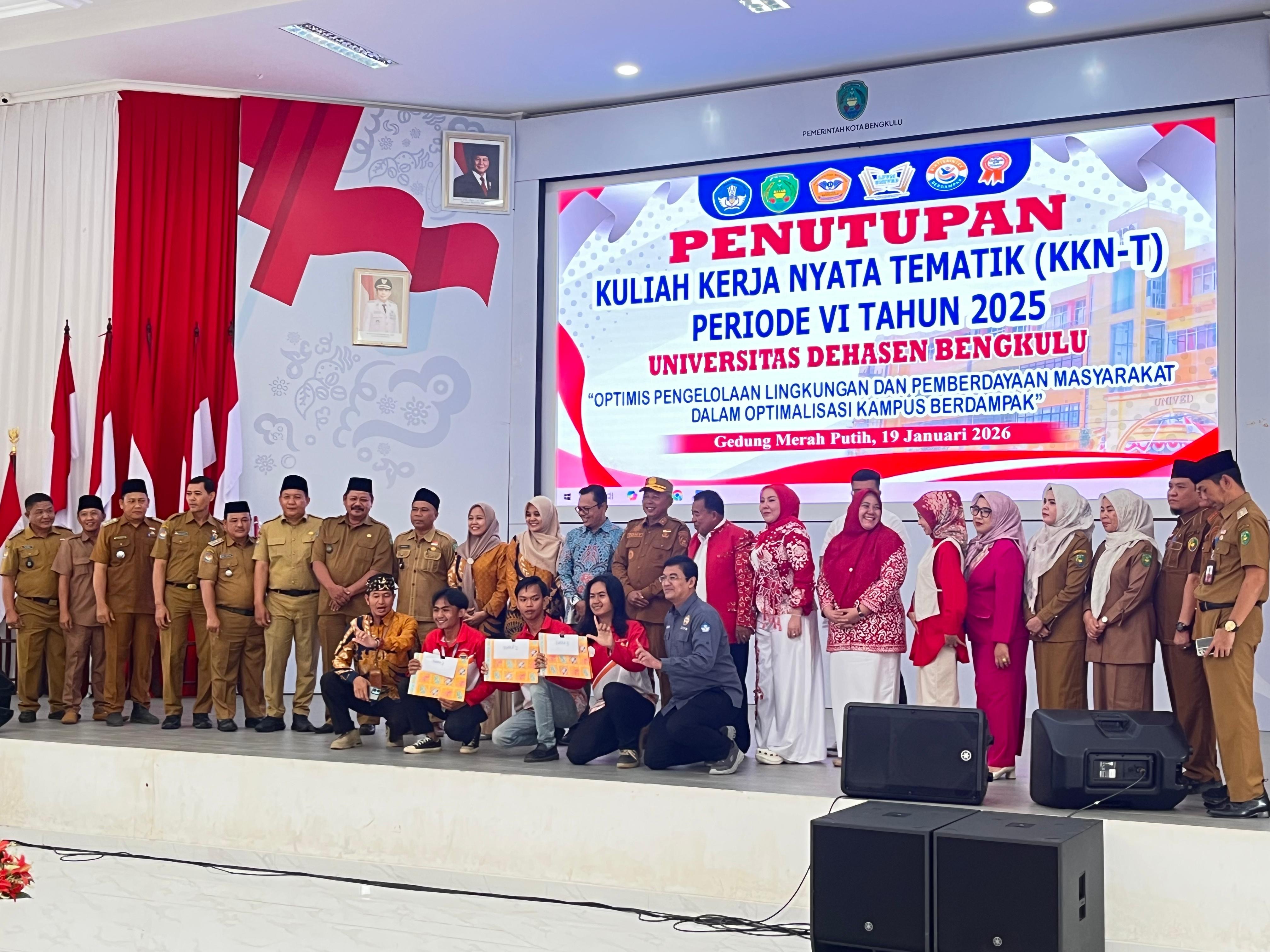 penyerahan hadiah juara