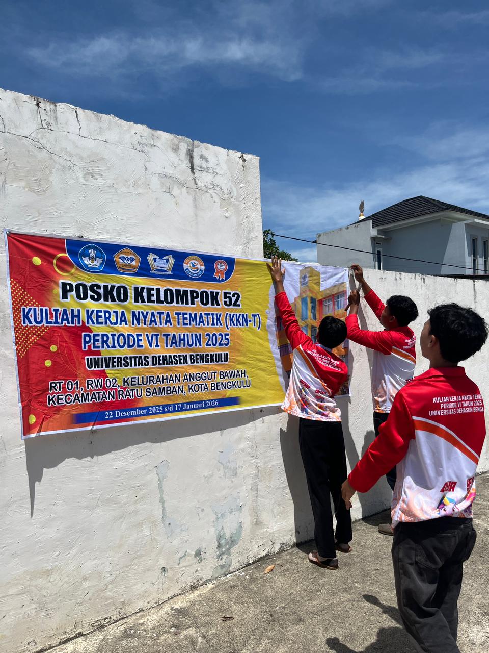 Pemasangan Spanduk Posko Di RT 01 Anggut Bawah.