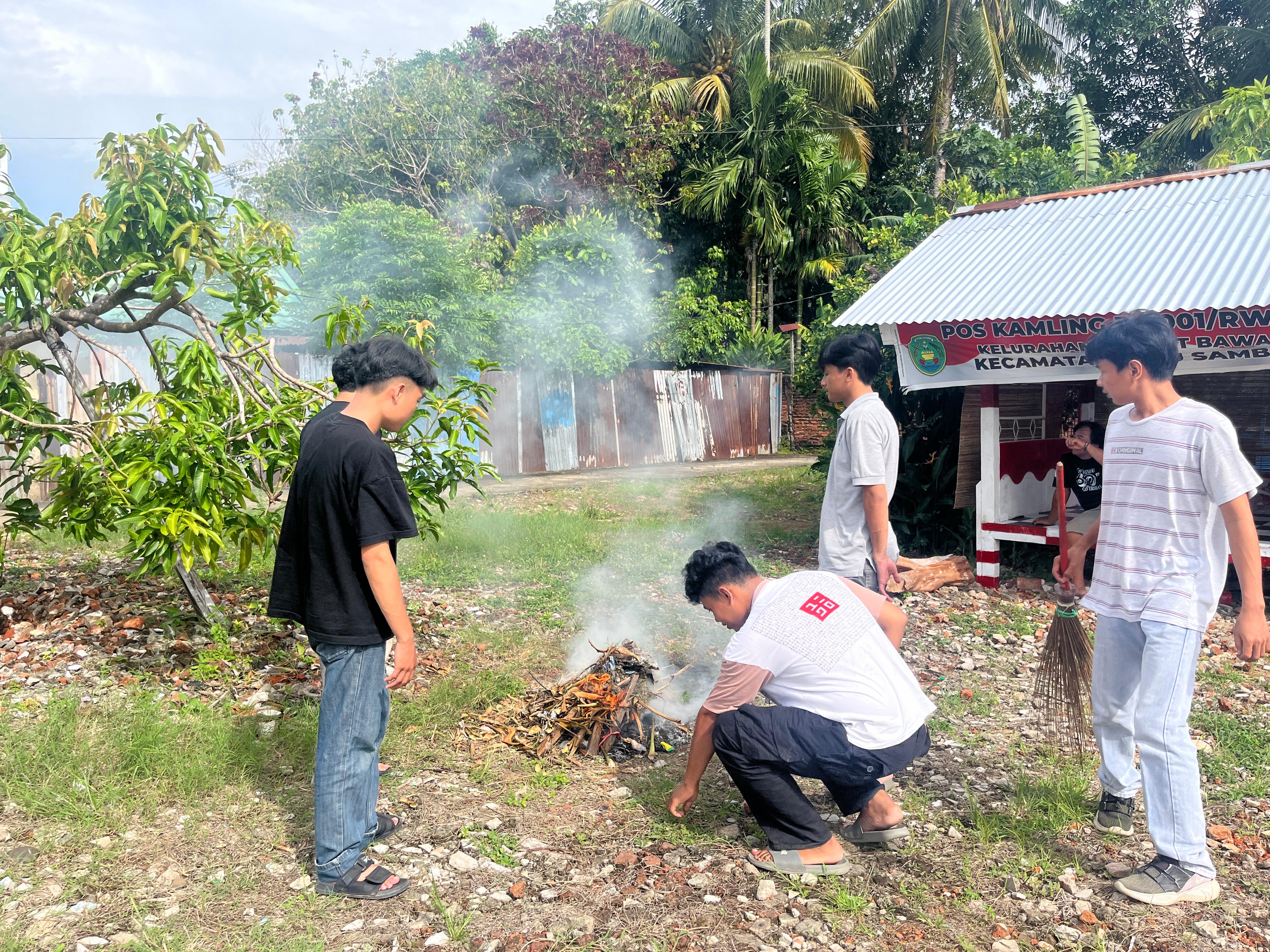 Kegiatan kebersihan lingkungan di wilayah RT 01 Kelurahan Anggut Bawah.