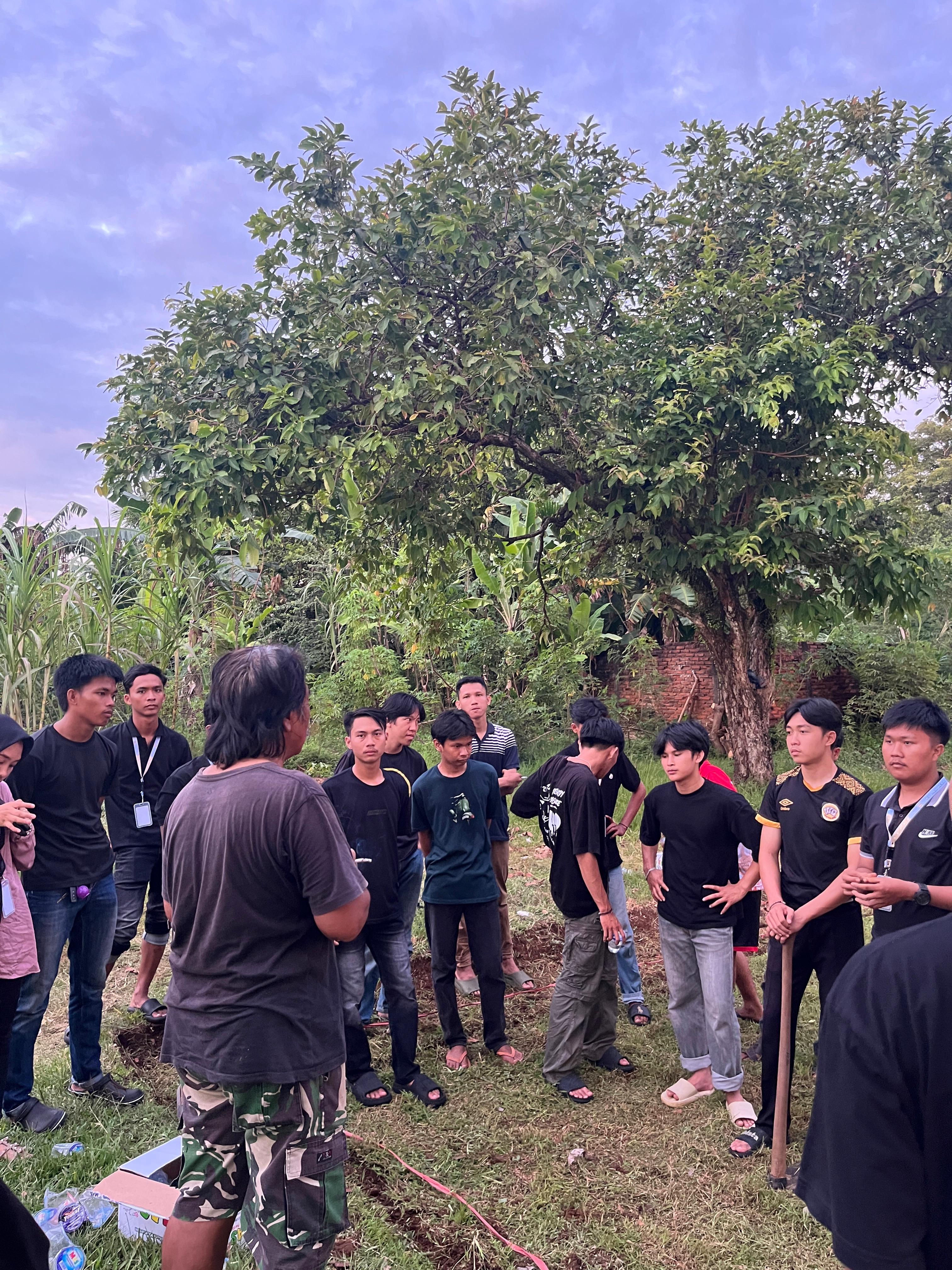 Kegiatan kebersihan lingkungan di wilayah RT 01 Kelurahan Anggut Bawah.