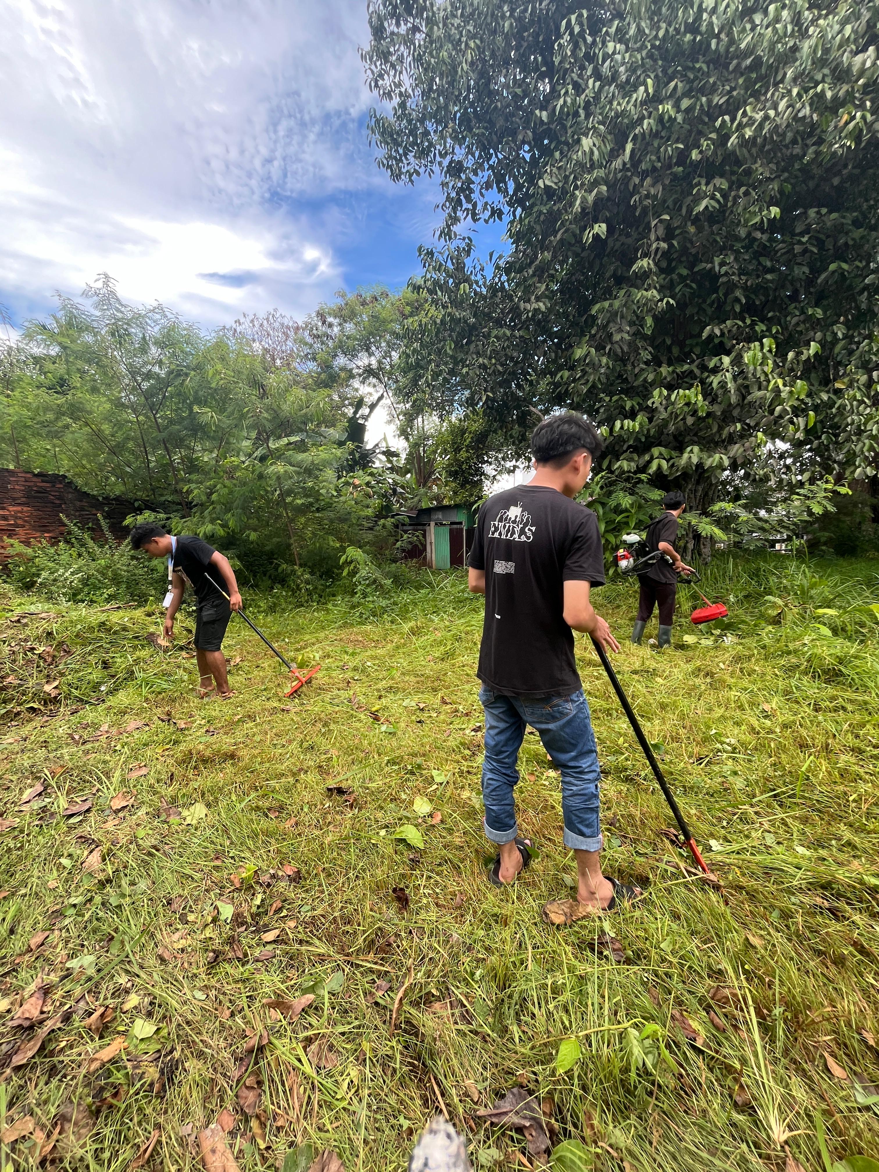 Gotong Royong Membersihkan Lapangan Voli di RT 01 Tahap Kedua.