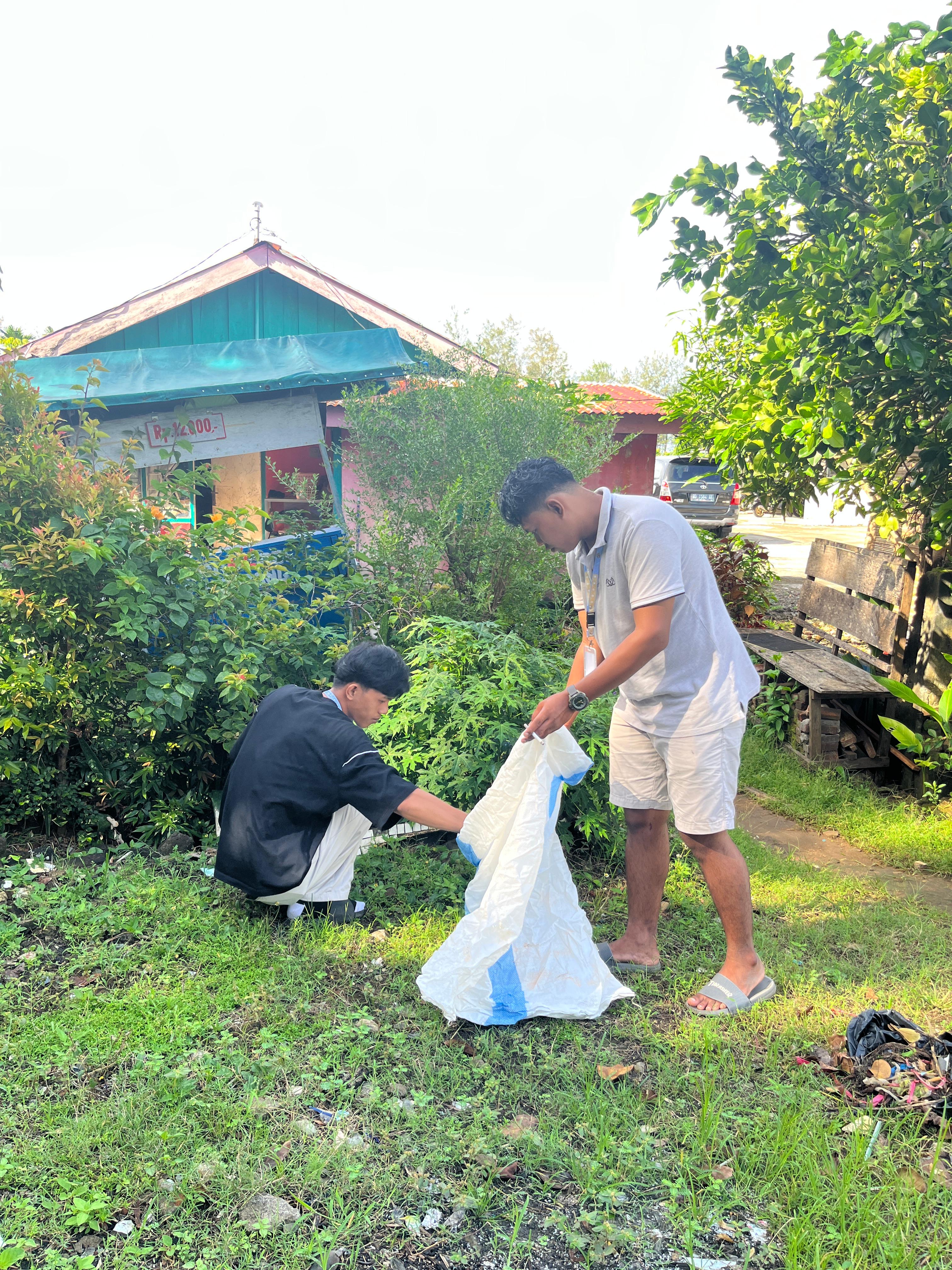 Membersihkan Sampah yang Ada di Wilayah RT 01.