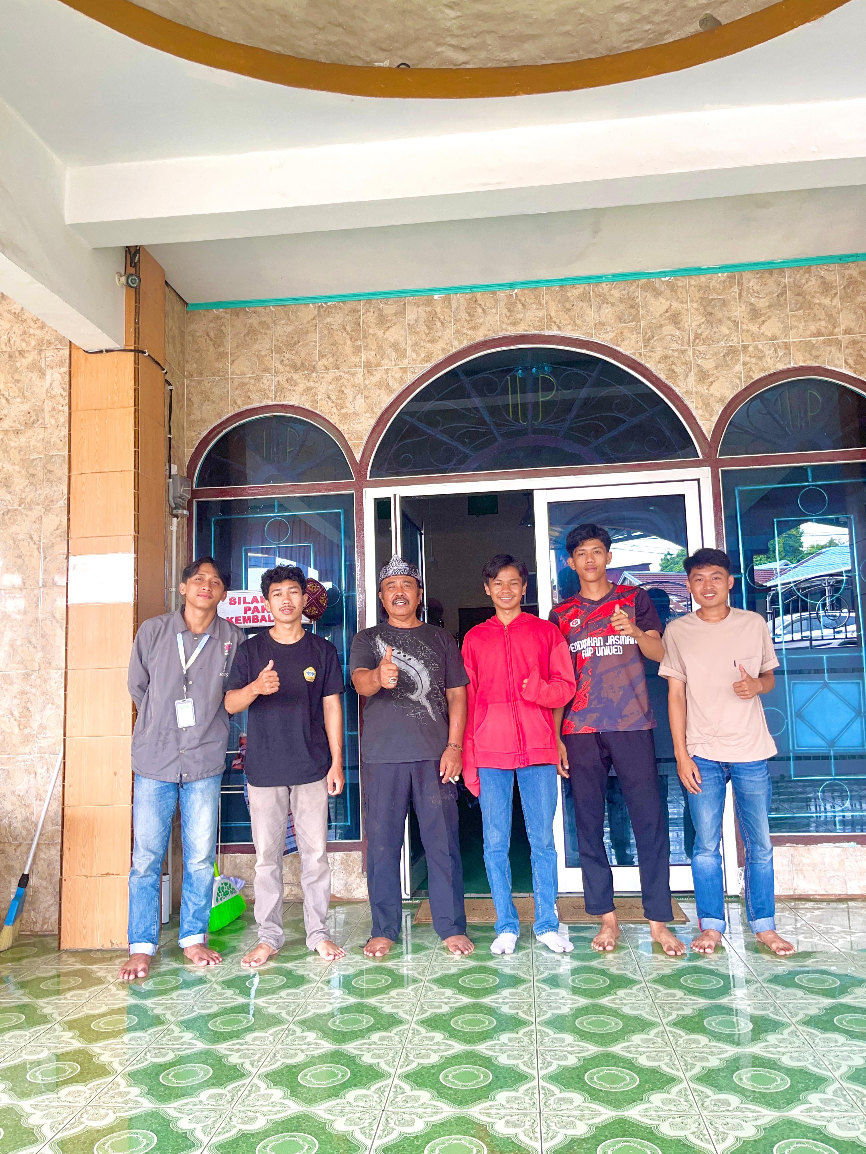 Membantu Pak RT Mengukur dan Mencatat Seluruh Inventaris Masjid Nurul Islam.