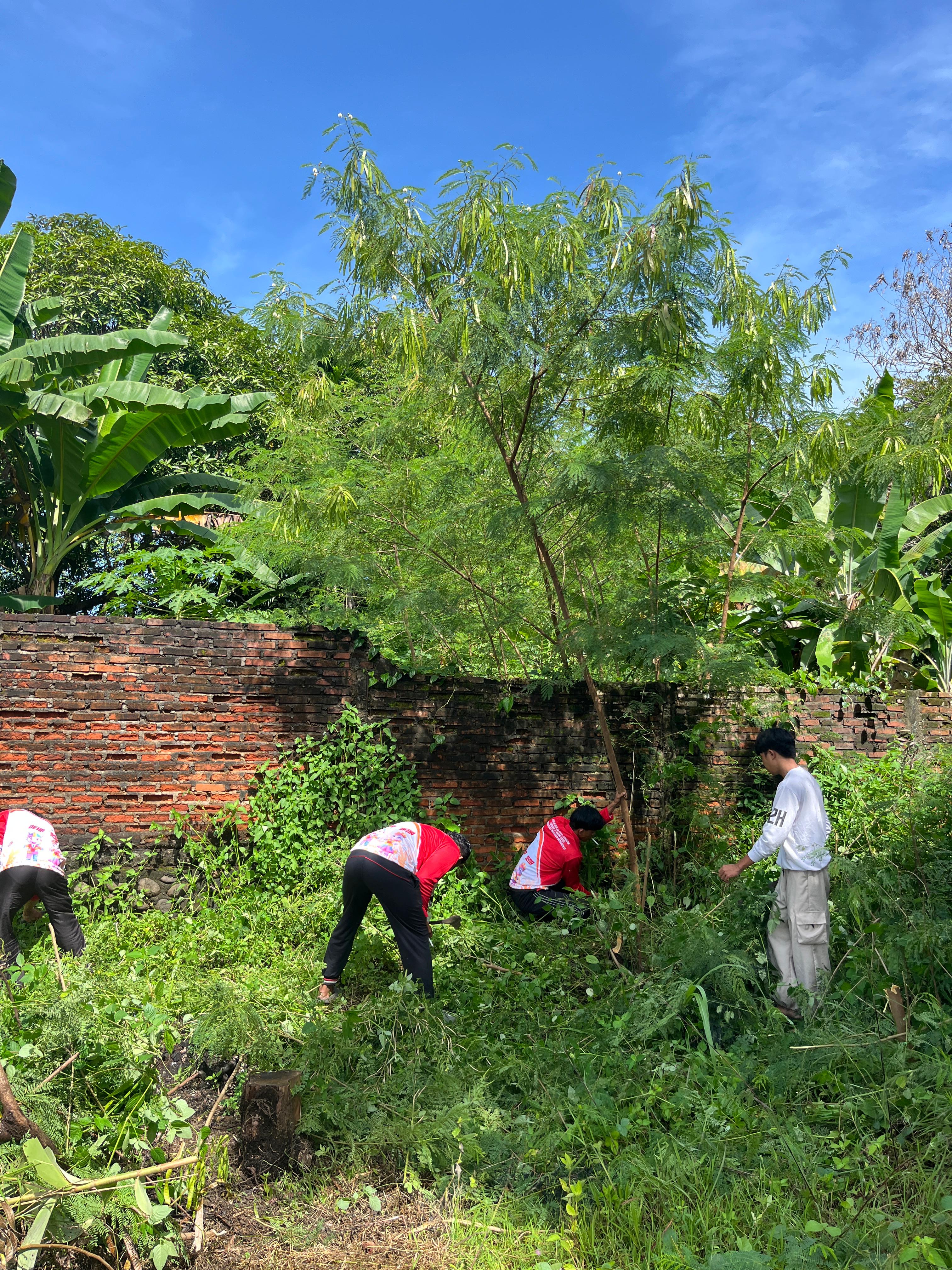 Gotong Royong Membersihkan Lapangan Voli Tahap Ketiga.
