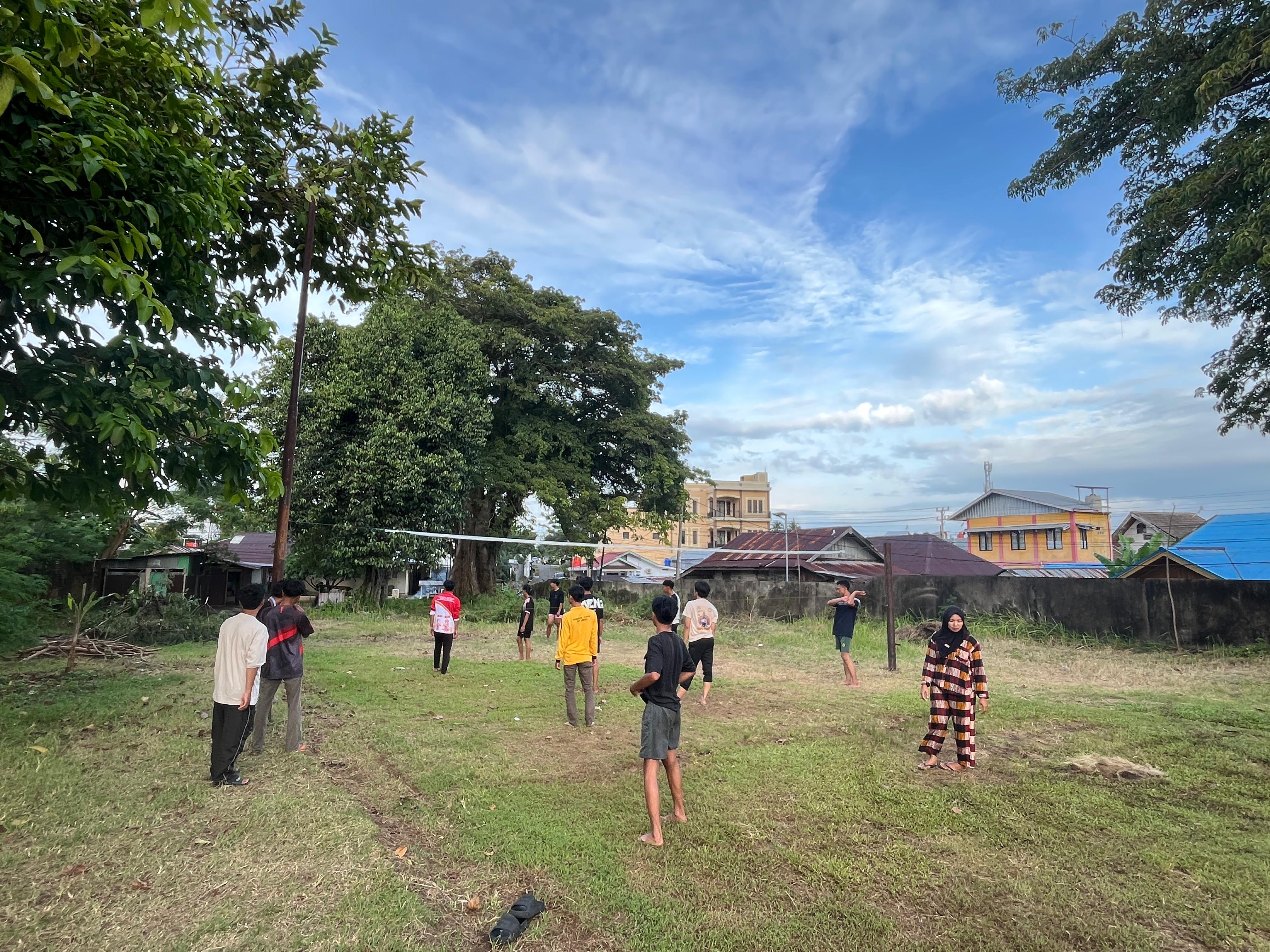 Bermain Voli Bersama Warga RT 01 di Minggu Kedua. 