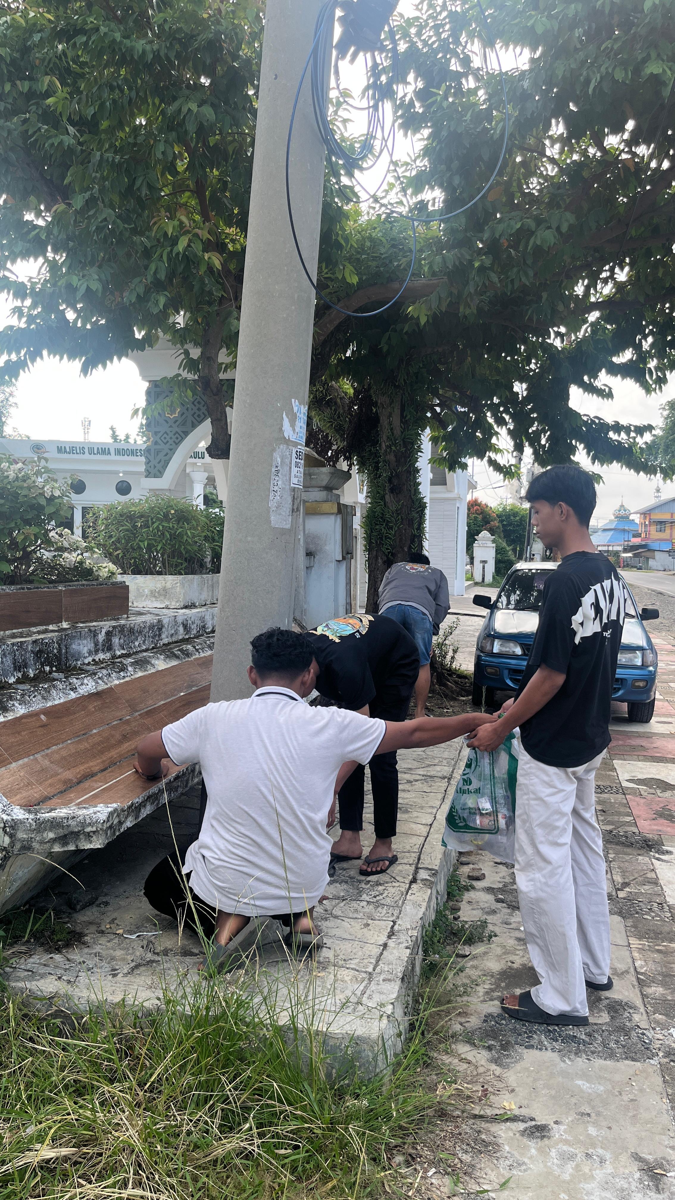 Kegiatan Pembersihan Sampah di Wilayah RT 01.