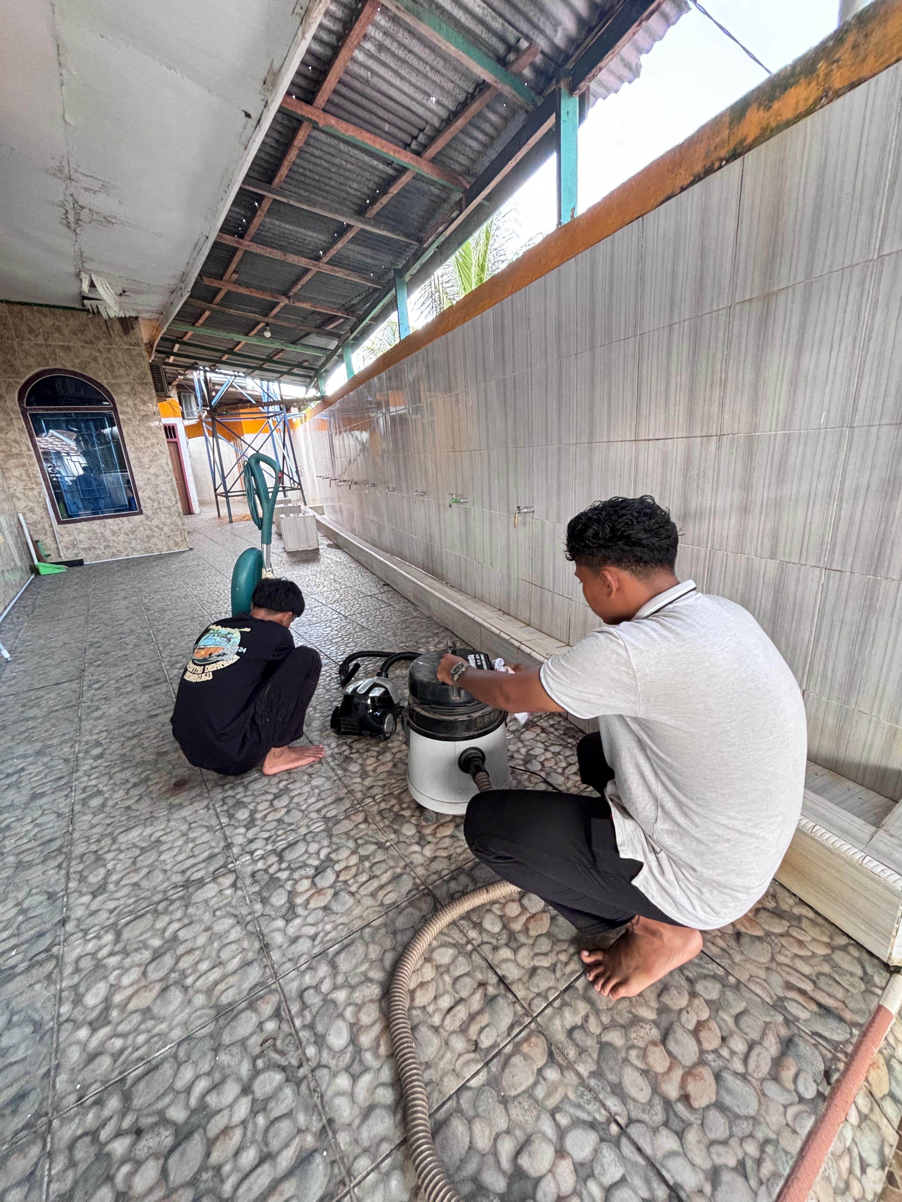 Kegiatan Pembersihan Peralatan Masjid Nurul Islam.