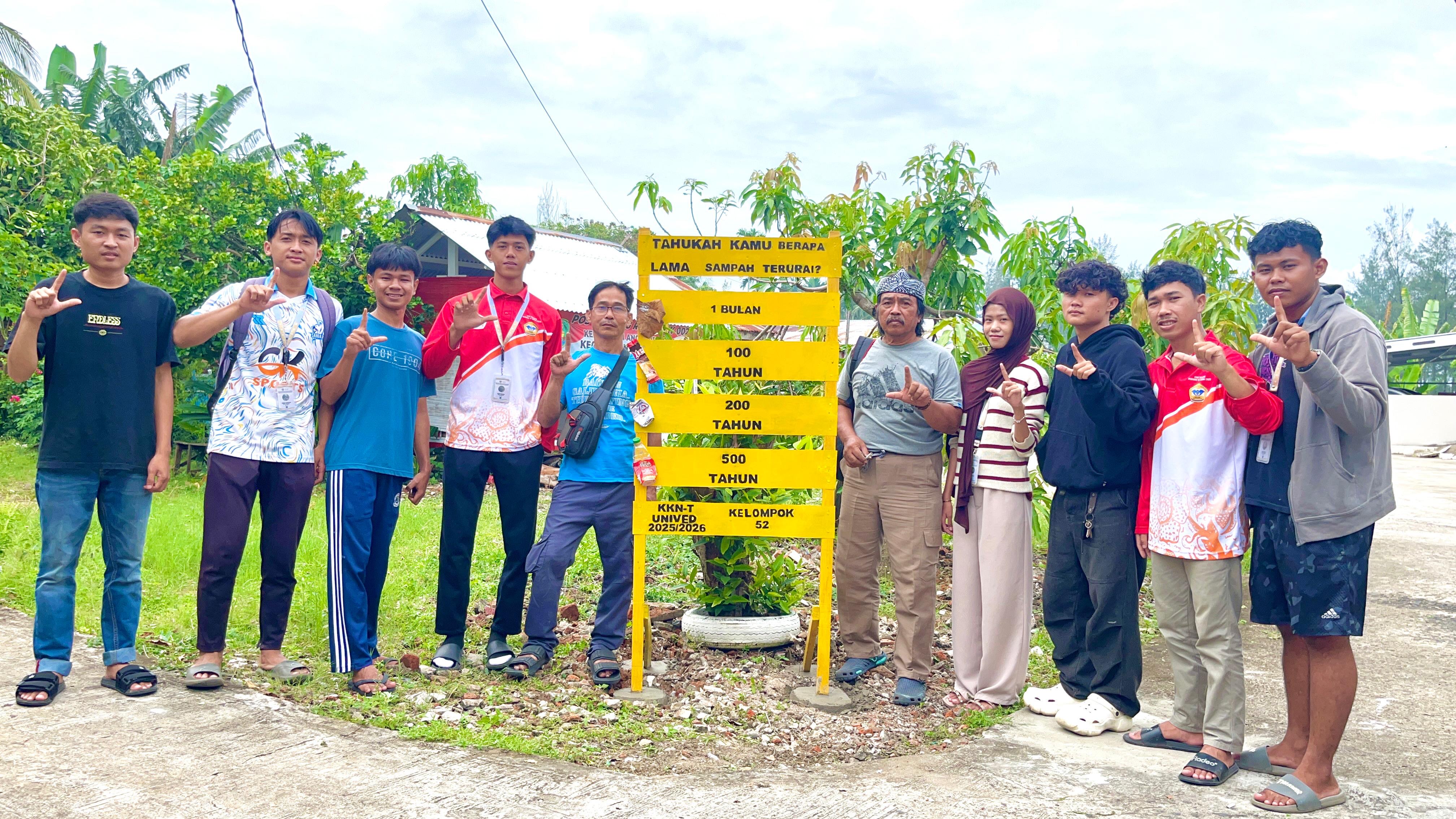 Pemasangan Plang Waktu Penguraian Sampah sebagai Program Kerja Utama KKN (Tahap Ke-7).