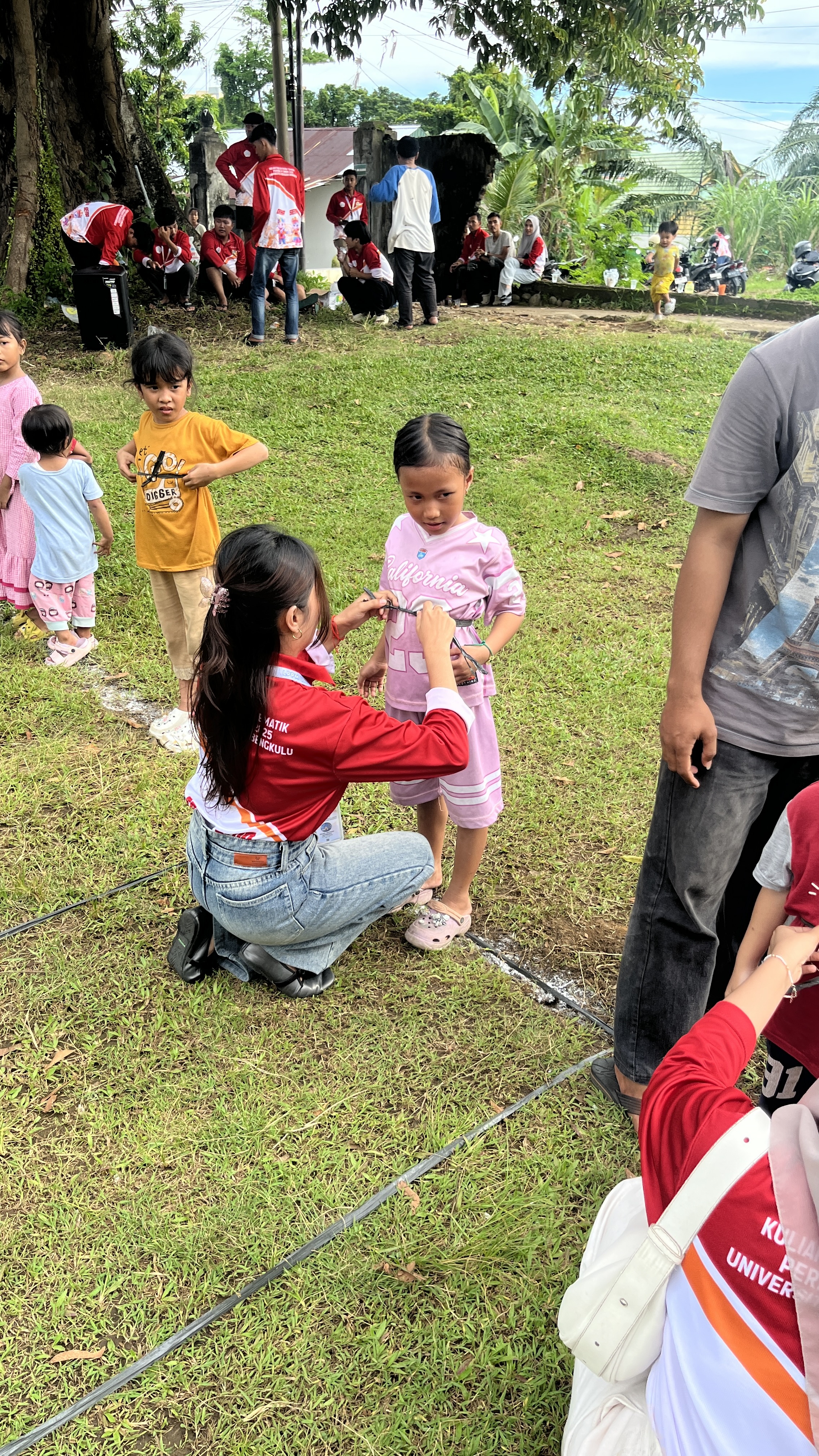 Kegiatan Lomba Memasukkan Paku ke Dalam Botol di Kelurahan Anggut Bawah.