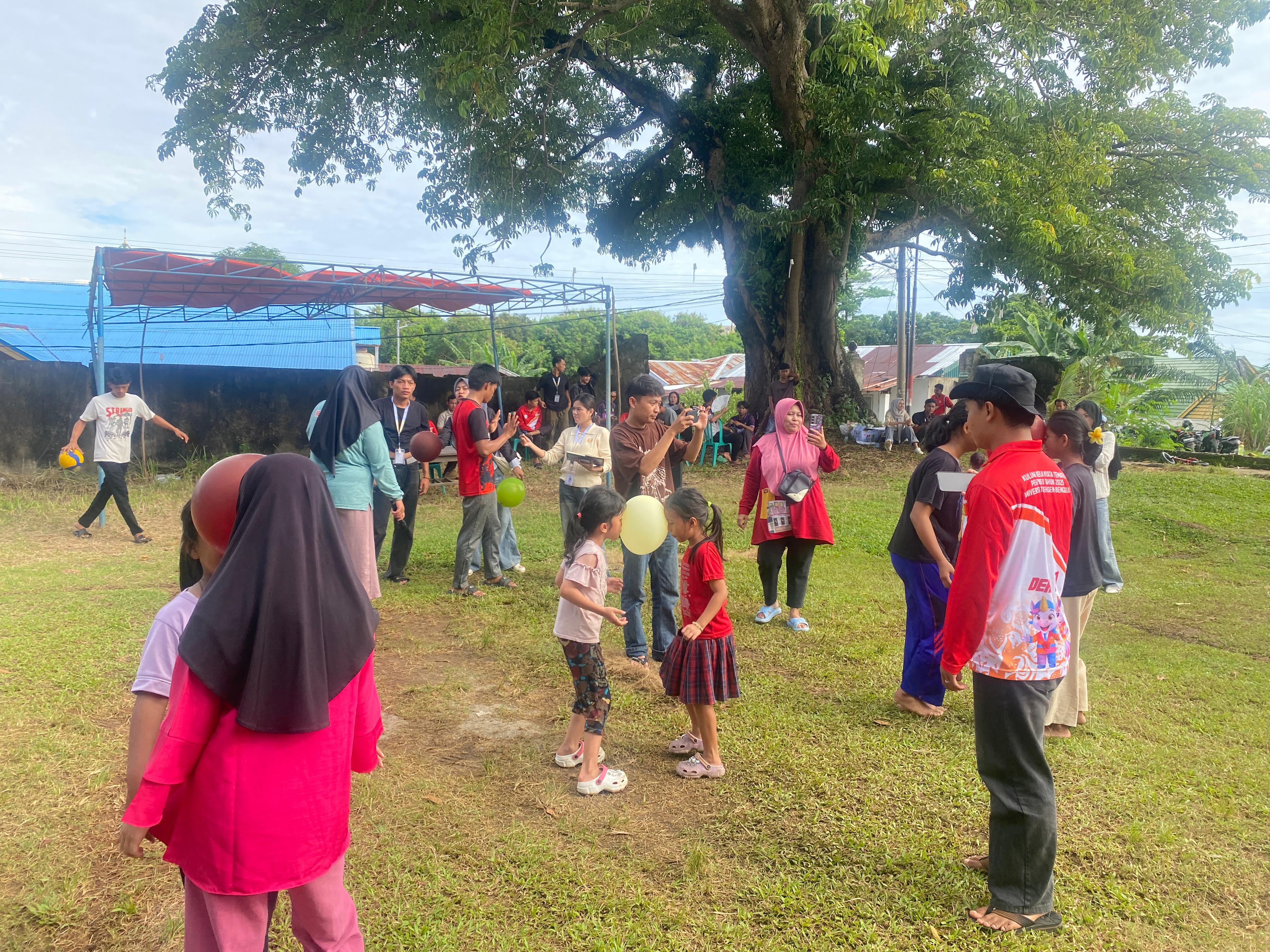 Hari Kedua Lomba Antar RW: Kegiatan Lomba Joget Balon di Kelurahan Anggut Bawah.
