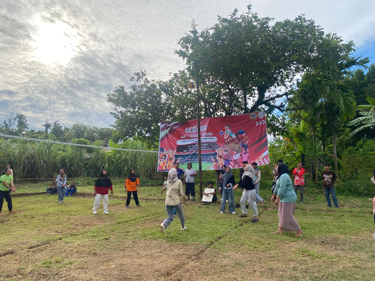 Kegiatan Bola Voli Bersama Ibu-Ibu dan Anak KKN Kelurahan Anggut Bawah.