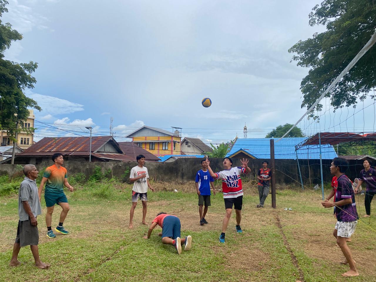 Kegiatan Bola Voli Bersama Bapak-Bapak, Ibu-Ibu, dan Anak KKN Kelurahan Anggut Bawah.