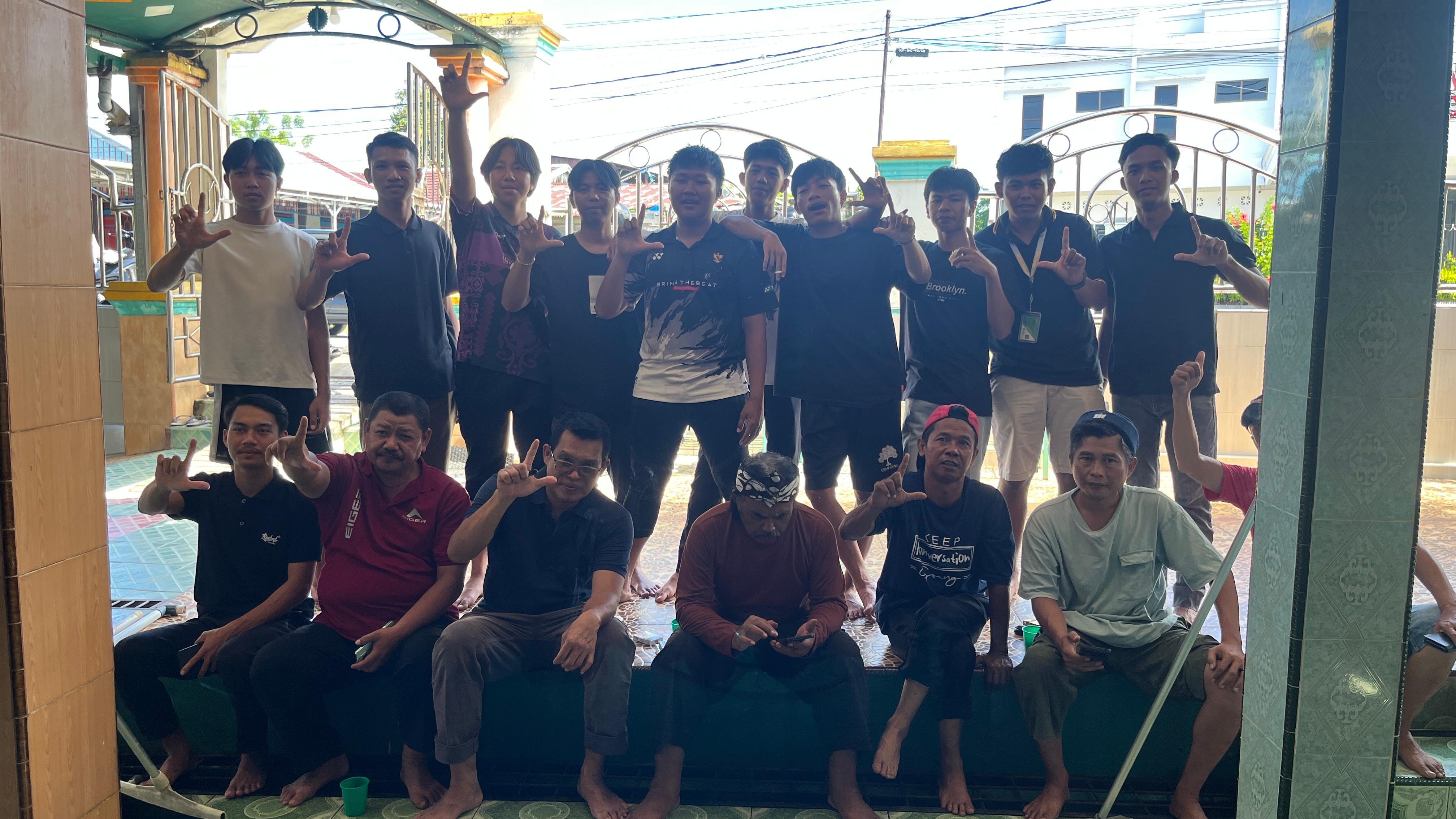 Kegiatan Membersihkan Masjid Nurul Islam oleh Mahasiswa KKN RW 2 Kelurahan Anggut Bawah.