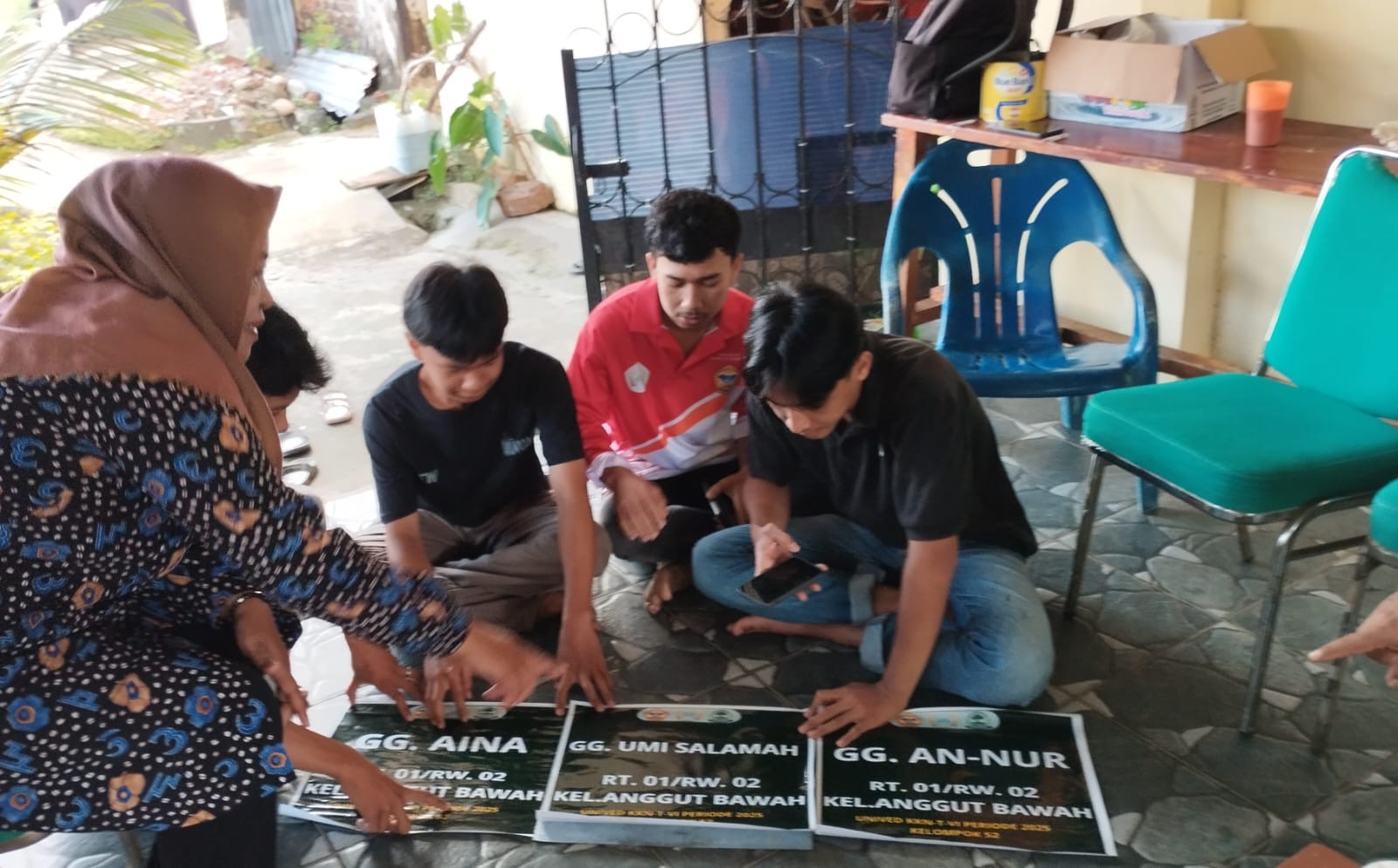 Pembuatan Seng Papan Nama Gang oleh KKN Kelompok 52 di RT 01 / RW 02 Kelurahan Anggut Bawah.