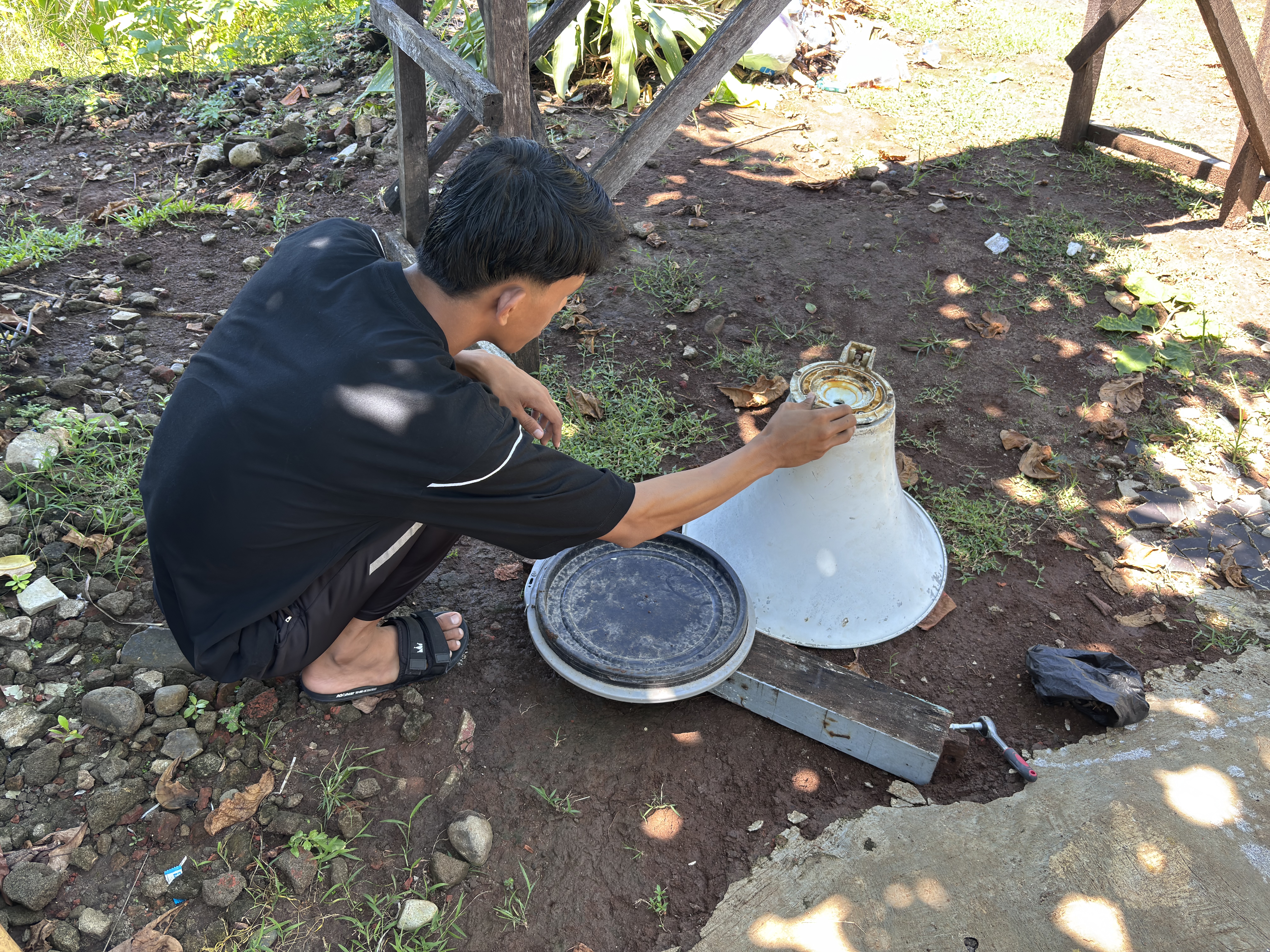 Program Kerja Utama KKN: Pembuatan Tempat Sampah dari Barang Tidak Terpakai (Toa Bekas) Tahap Pertama.