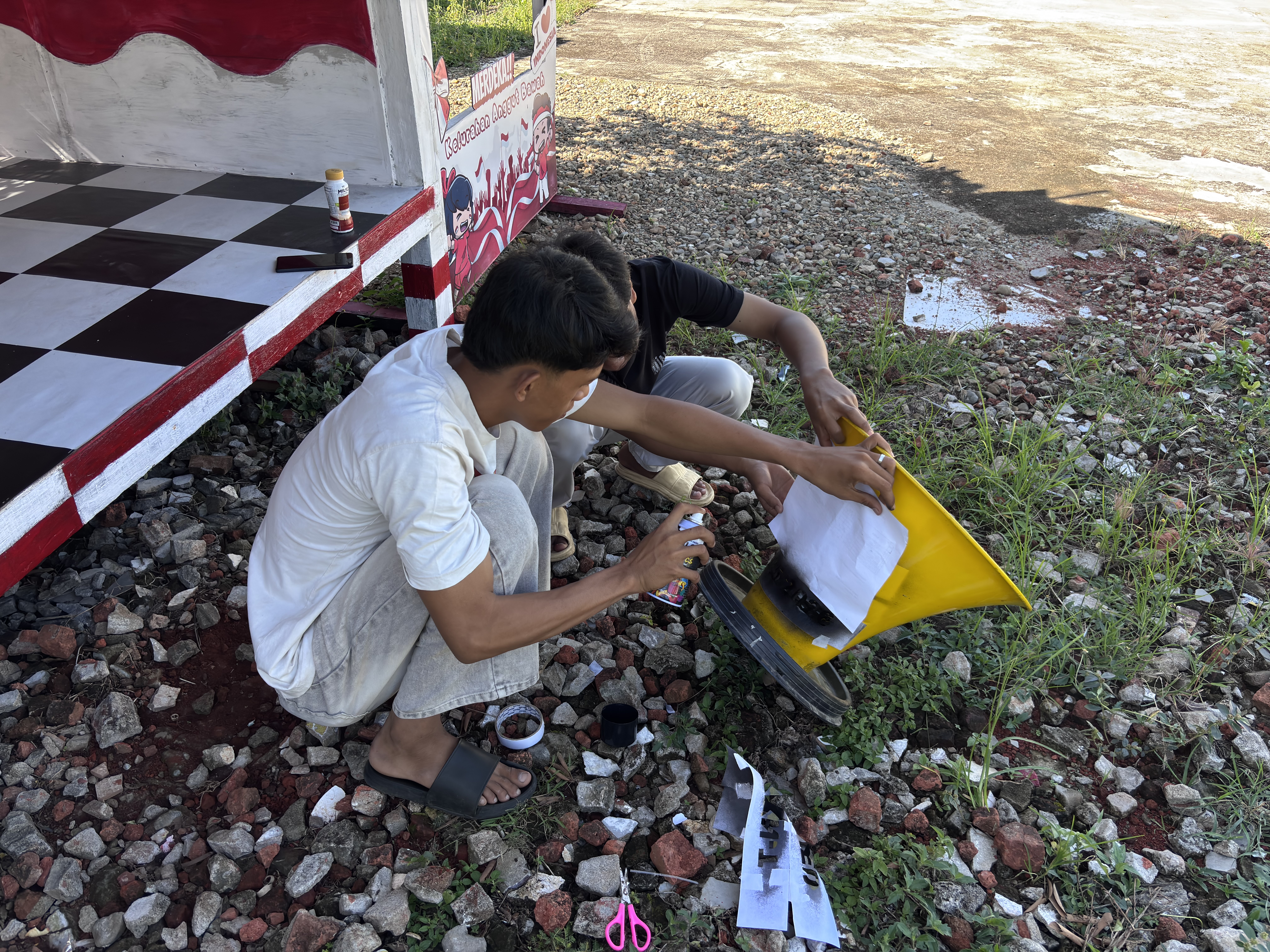 Judul LogbookProgram Kerja Utama KKN: Pembuatan Tempat Sampah dari Barang Tidak Terpakai (Toa Bekas) Tahap Kedua.
