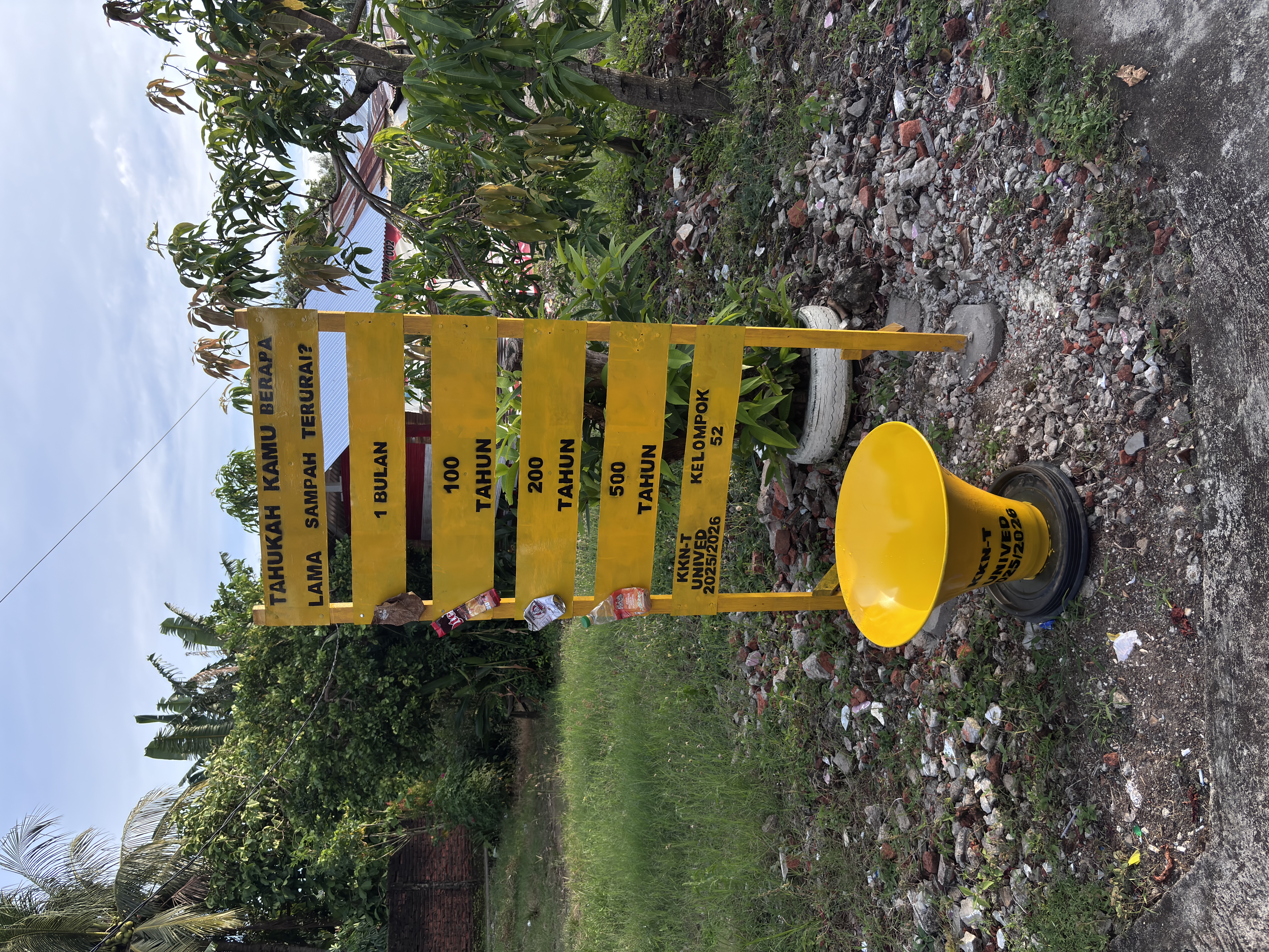 Program Kerja Utama KKN: Pembuatan Tempat Sampah dari Barang Tidak Terpakai (Toa Bekas) Tahap Ketiga.