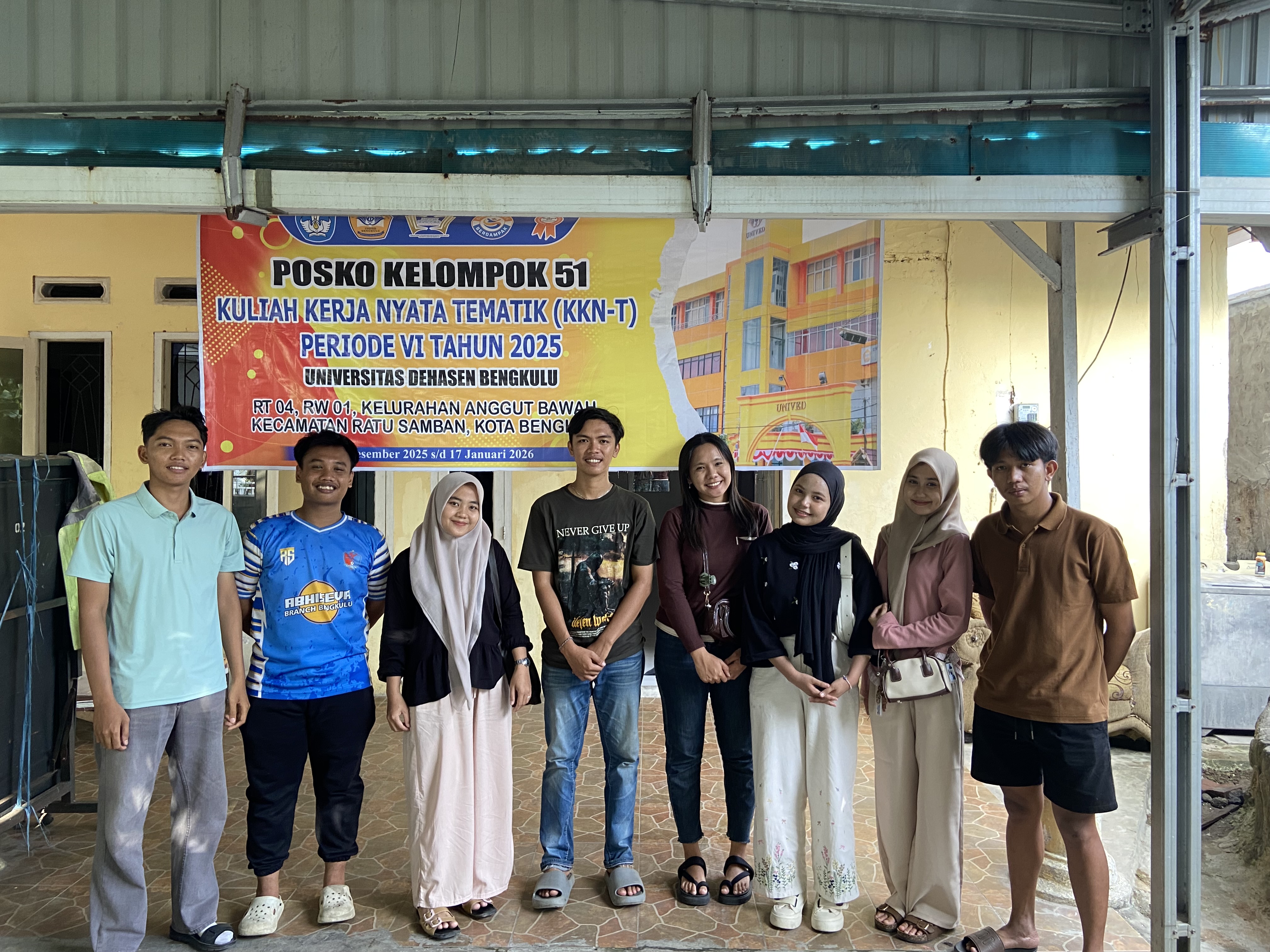 Pemasangan spanduk di posko