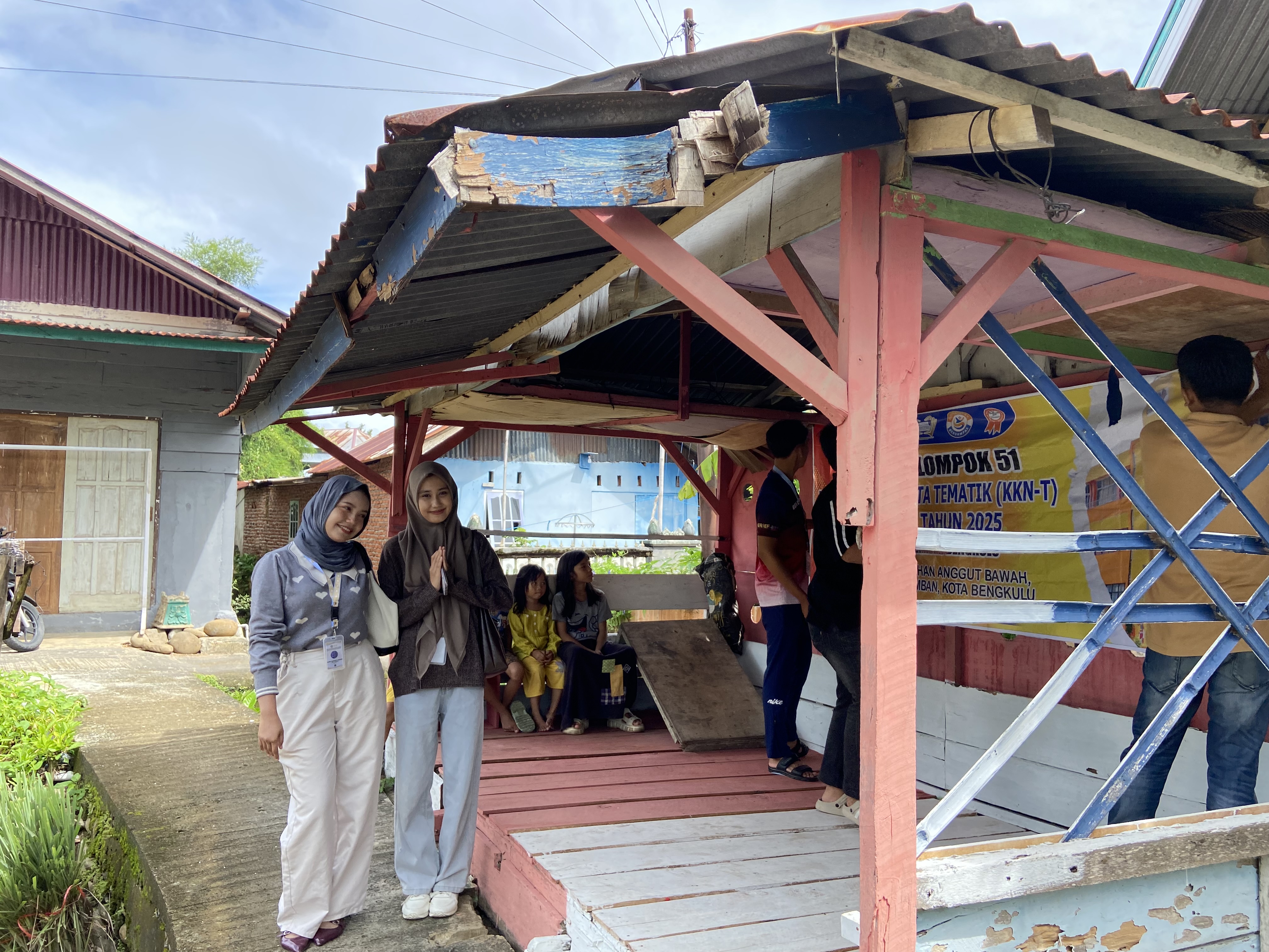 Pemasangan spanduk di pos kamling 