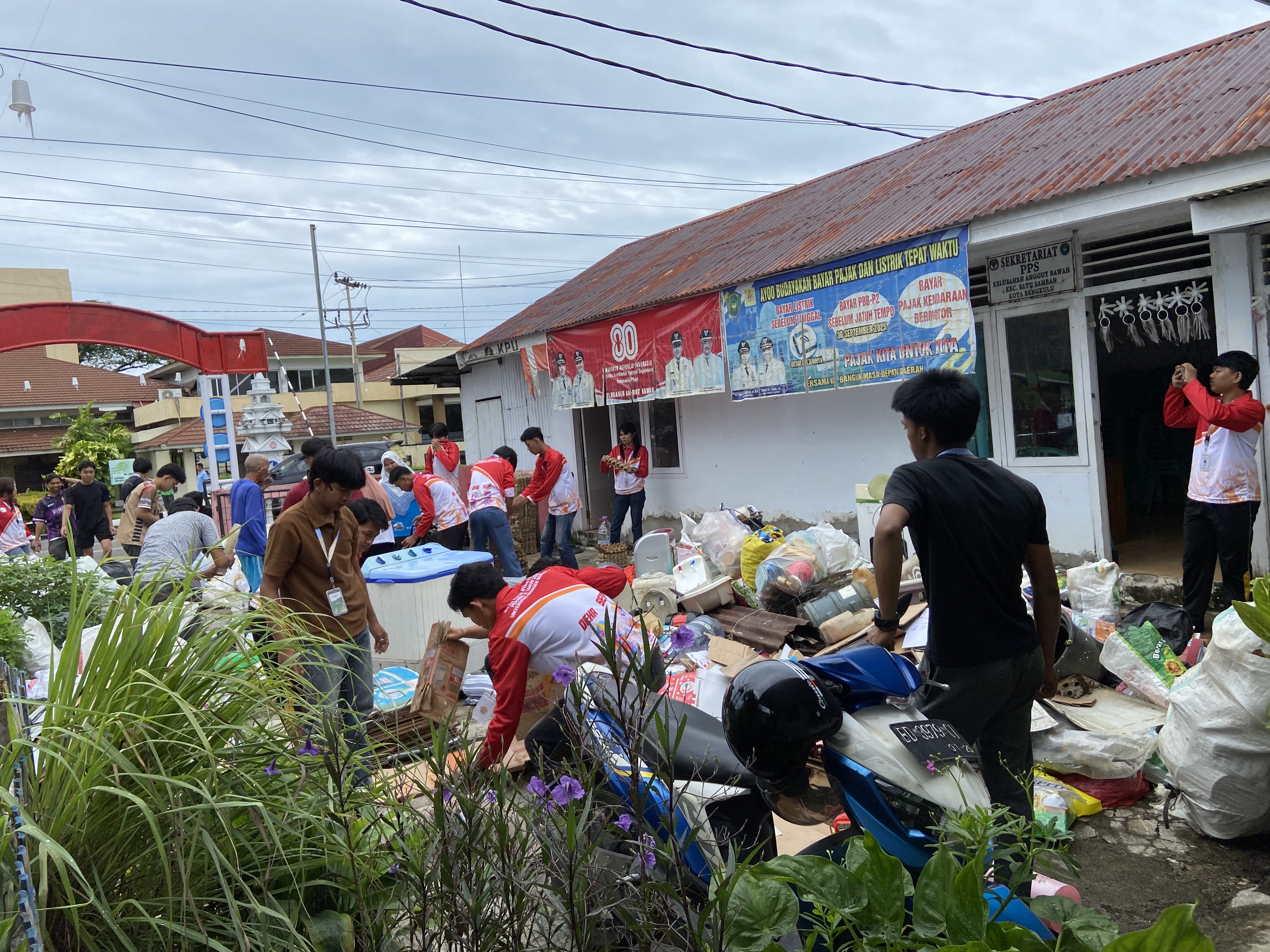 Pemilihan sampah di kantor lurah