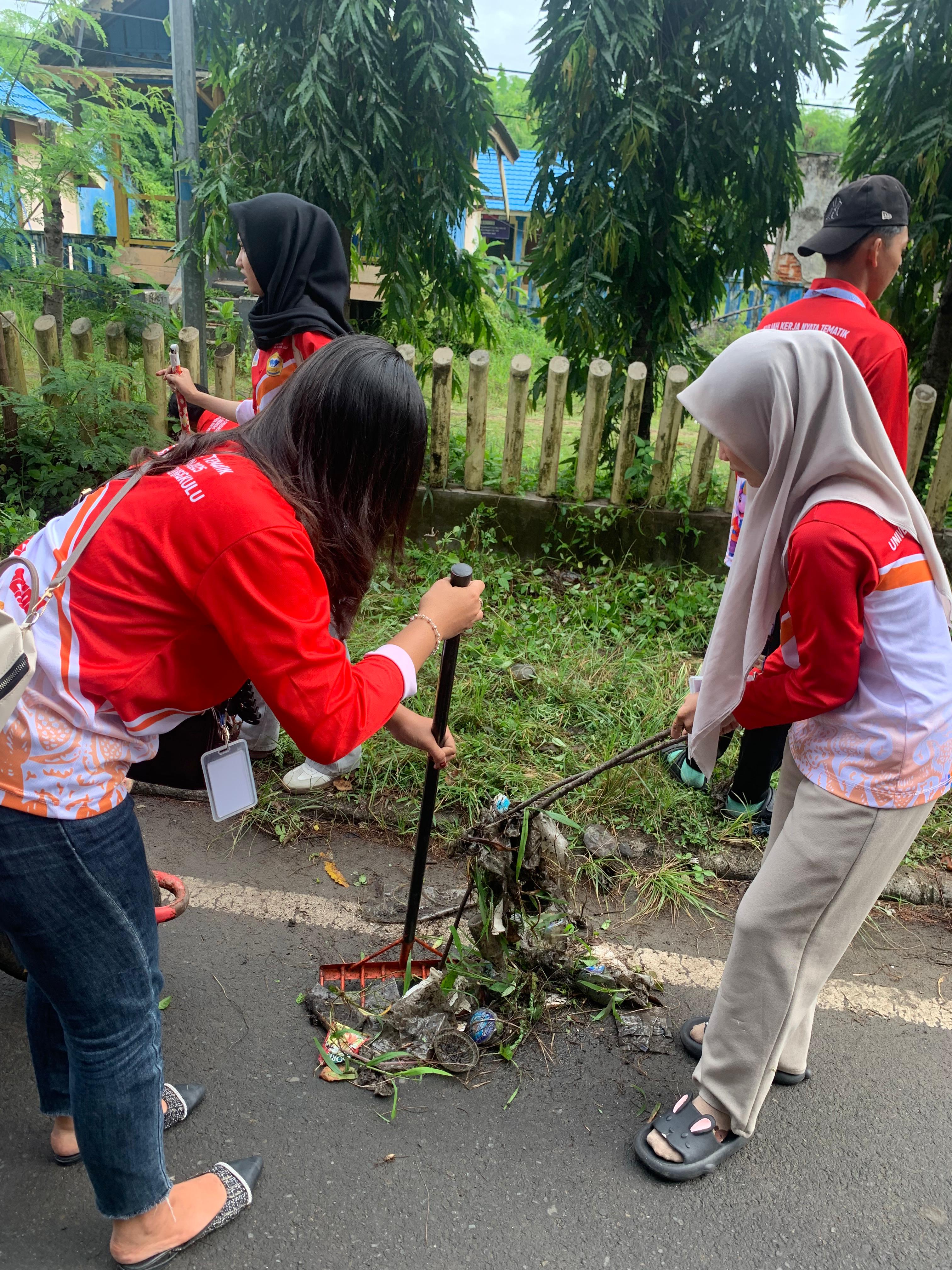 Gotong Royong Membersihkan Pantai