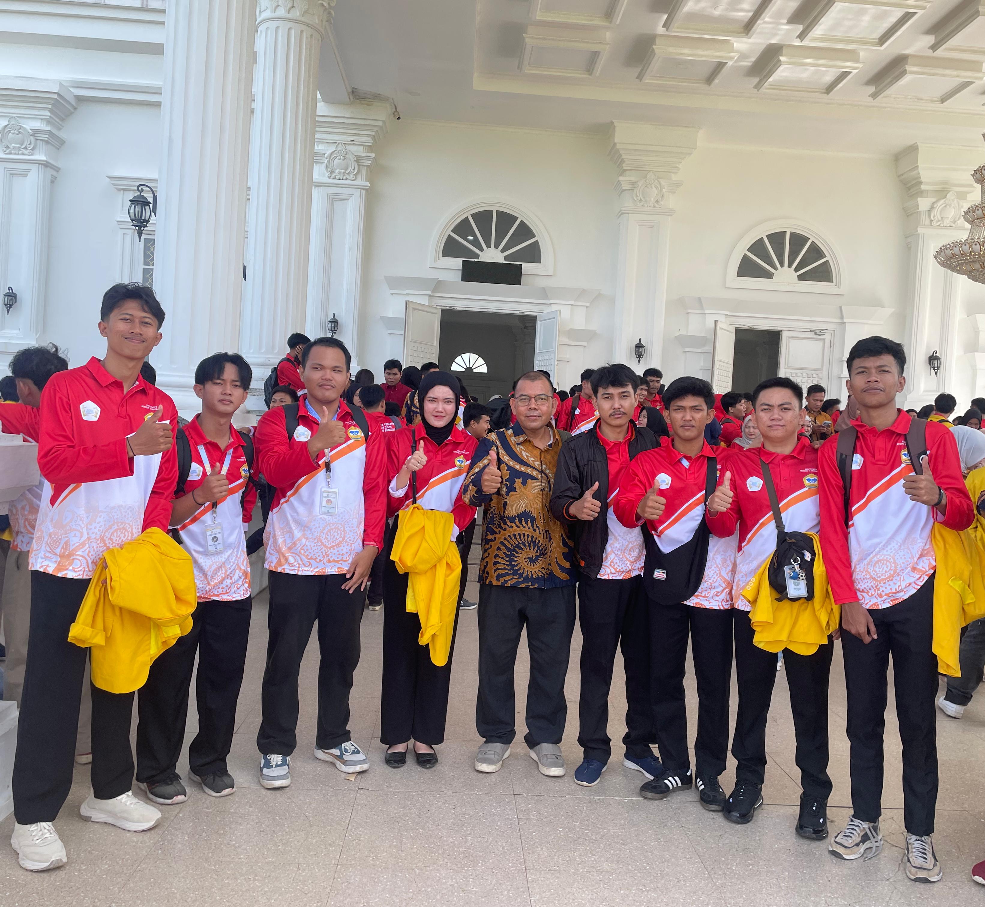 Mengikuti kegiatan Pembukaan KKN-T periode Ke 6 di gedung merah putih