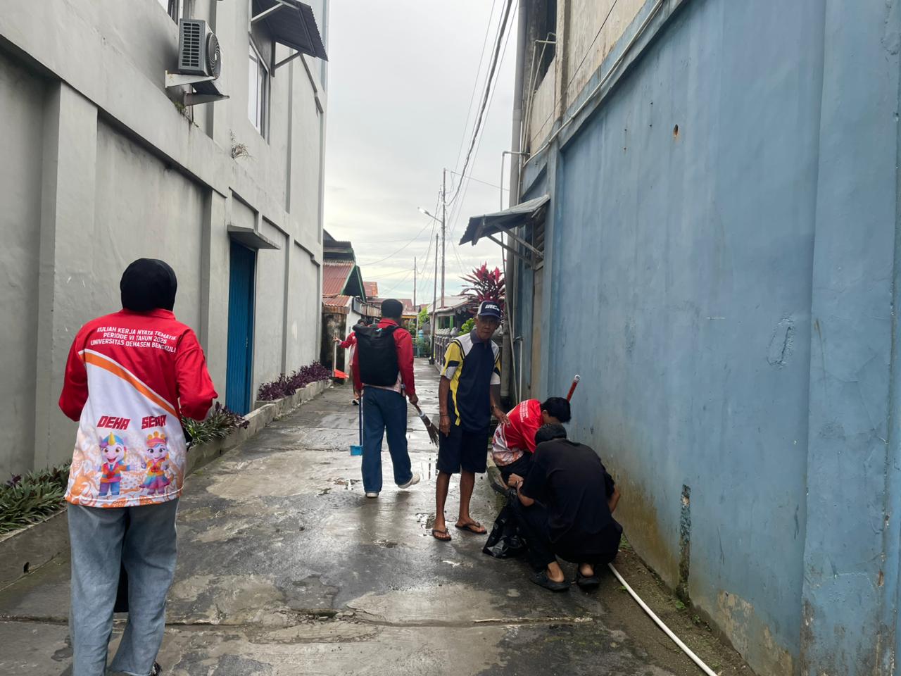 Gotong royong mingguan bersama warga kelurahan pintu batu