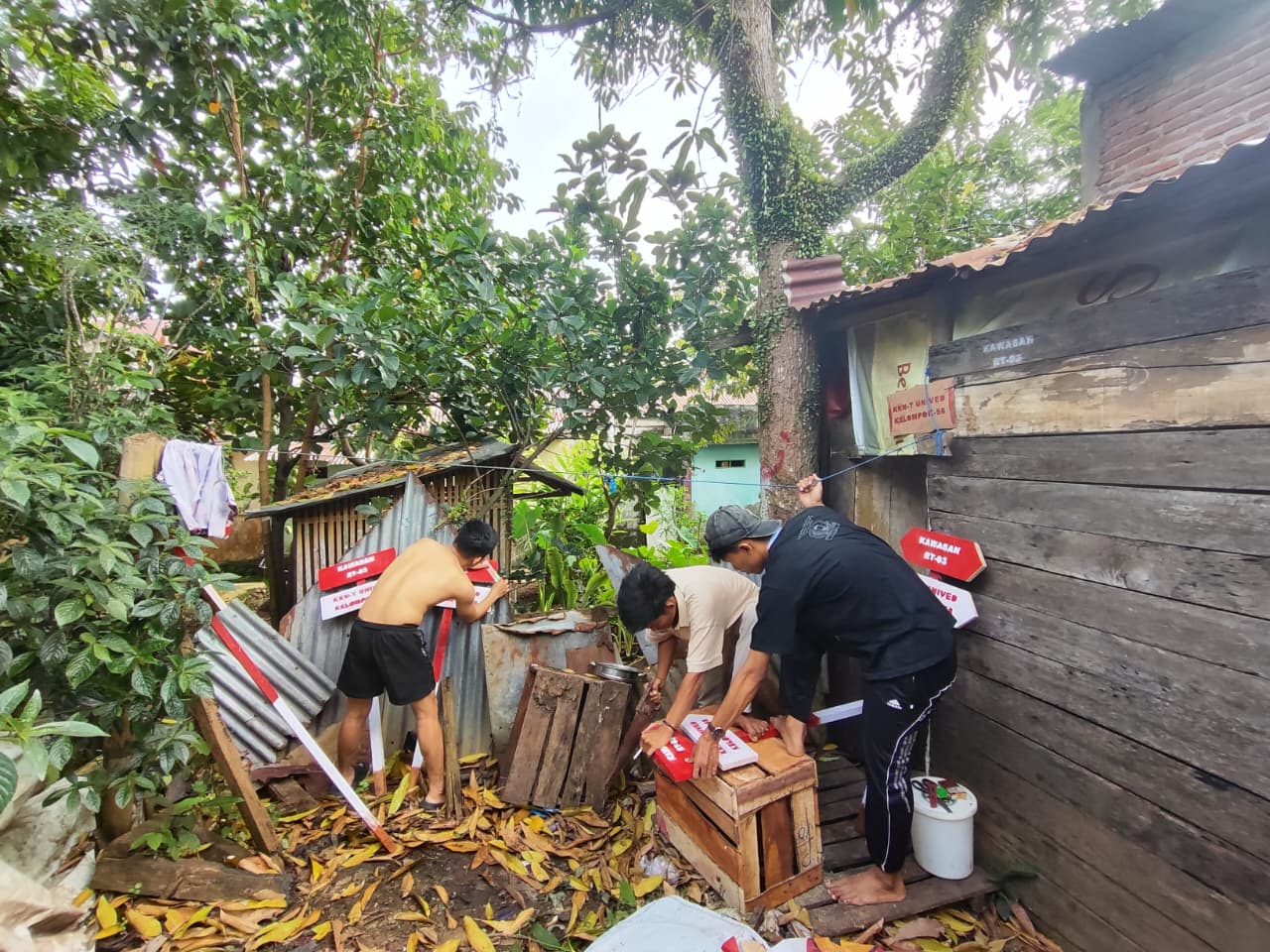 Pengerjaan plang pembatas rt 03