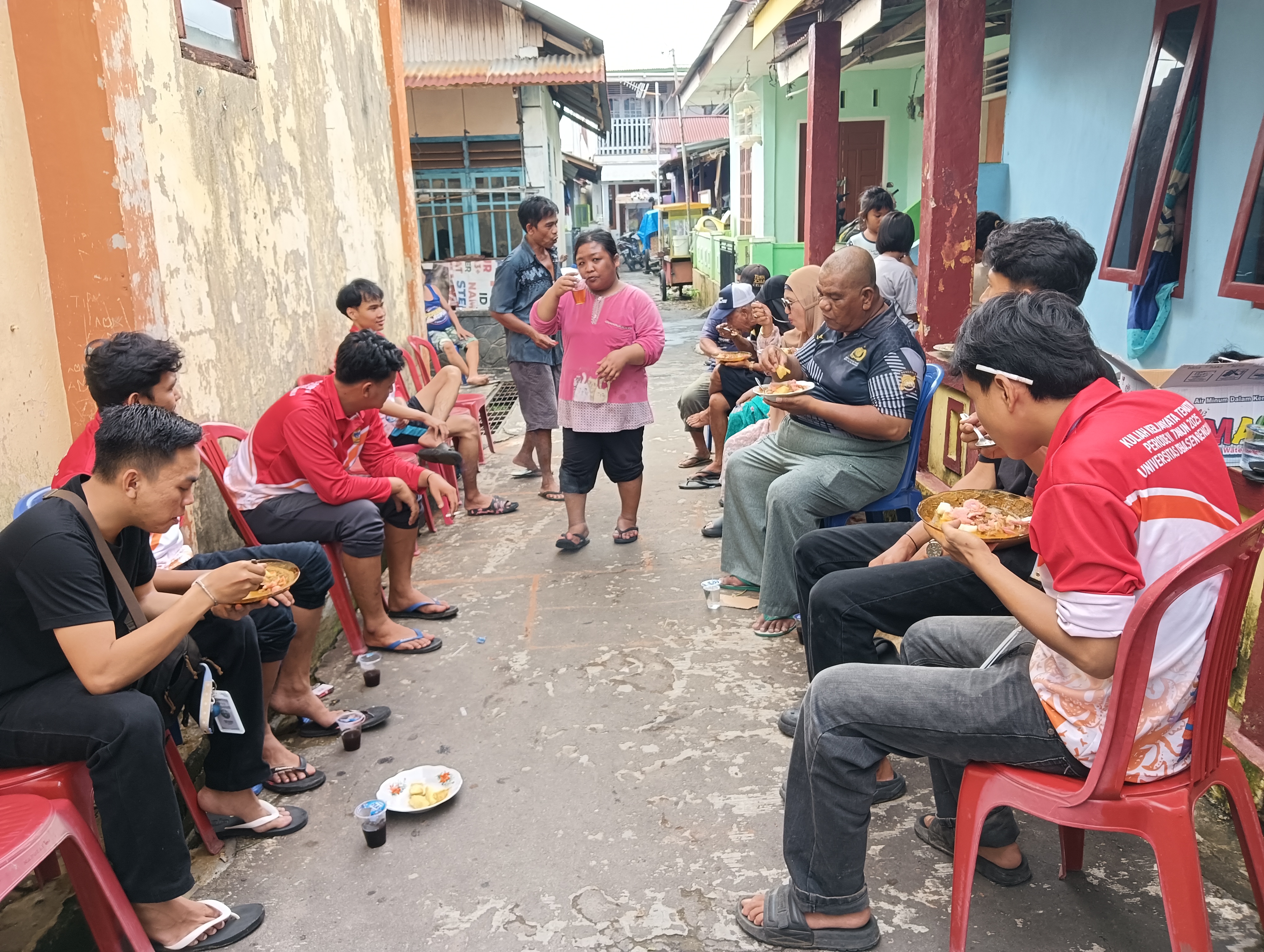 Gotong royong mingguan bersama warga kelurahan pintu batu