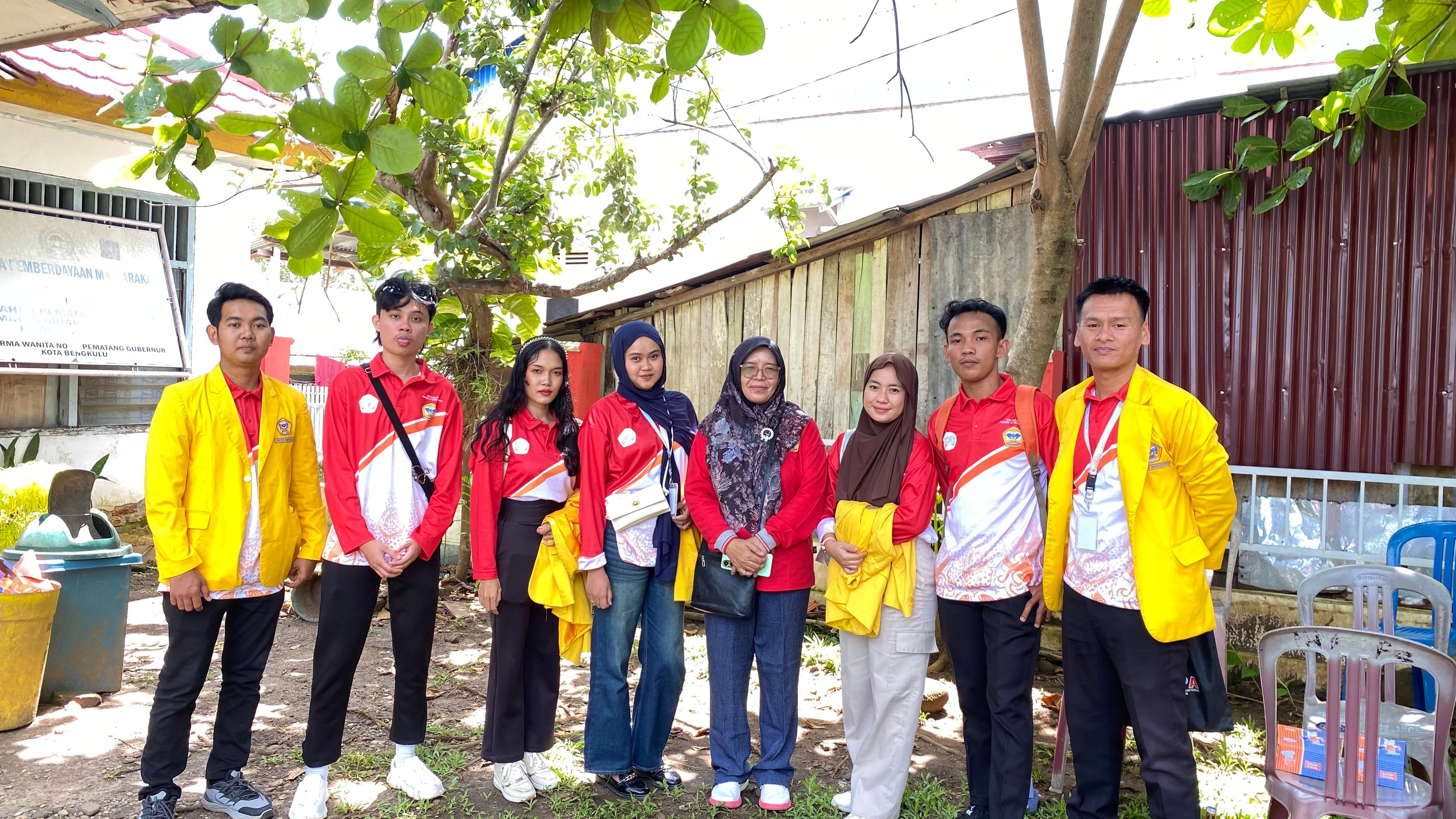 Foto bersama korlap KKN-T kelompok 30 Tahun 2025, di Kantor Lurah Pematang Gubernur Bengkulu