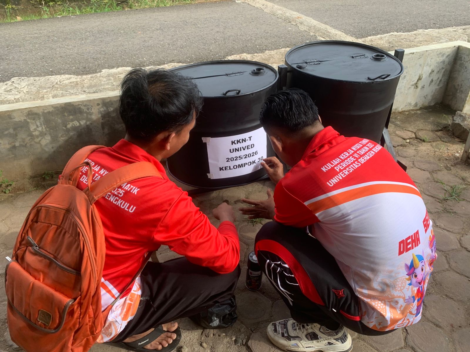 Pemberian kotak sampah untuk  fasilitas umum