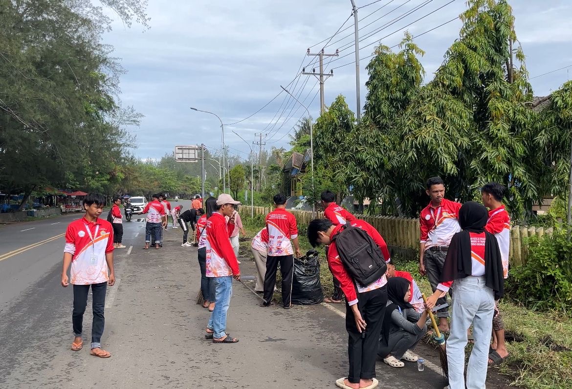 Gotong royong di jalanan pariwisata pantai pajang 