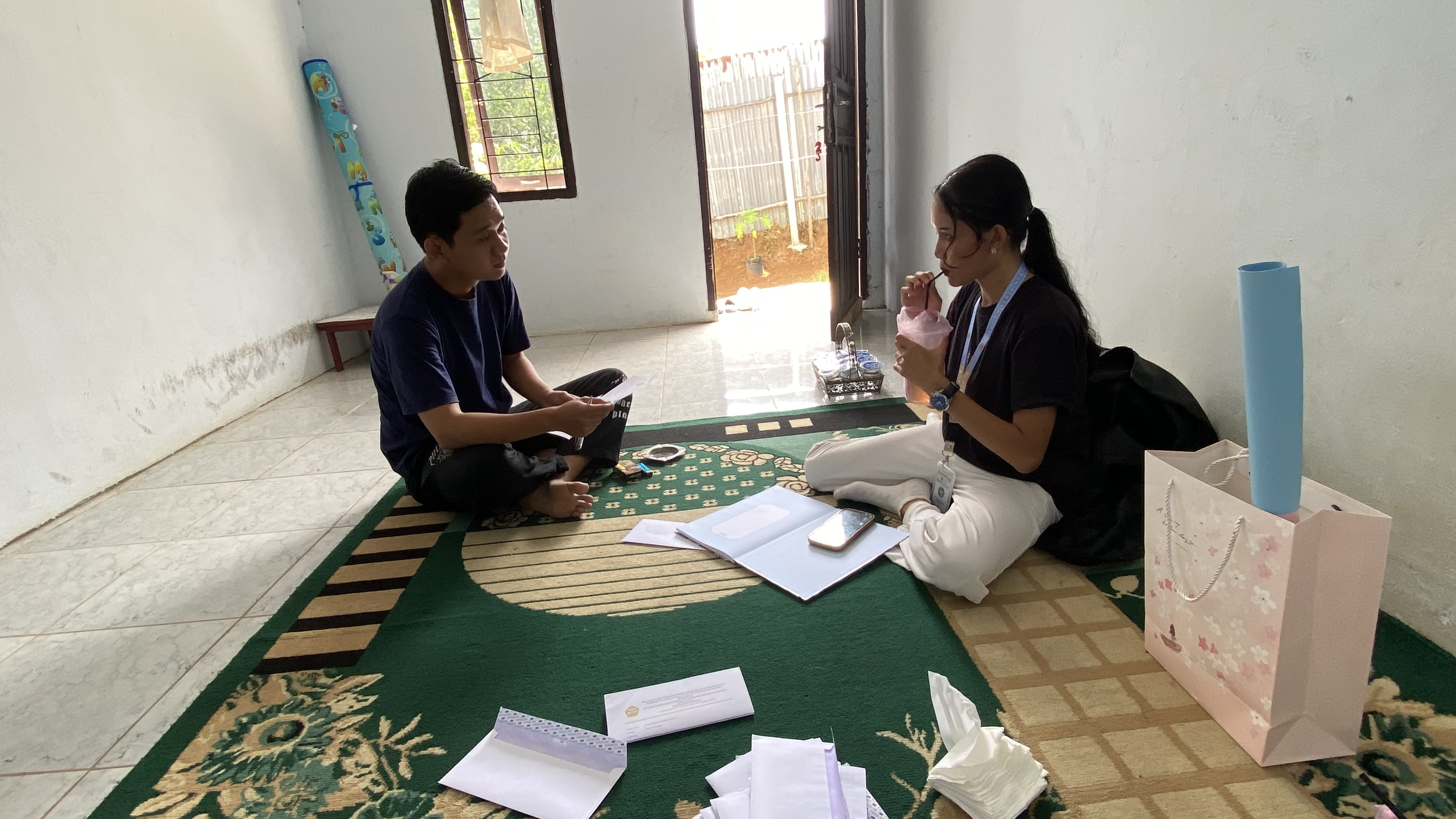 Persiapan penyebaran undangan sosialisasi antara mahasiswa KKN-T dan warga RT 03 Pematang Gubernur