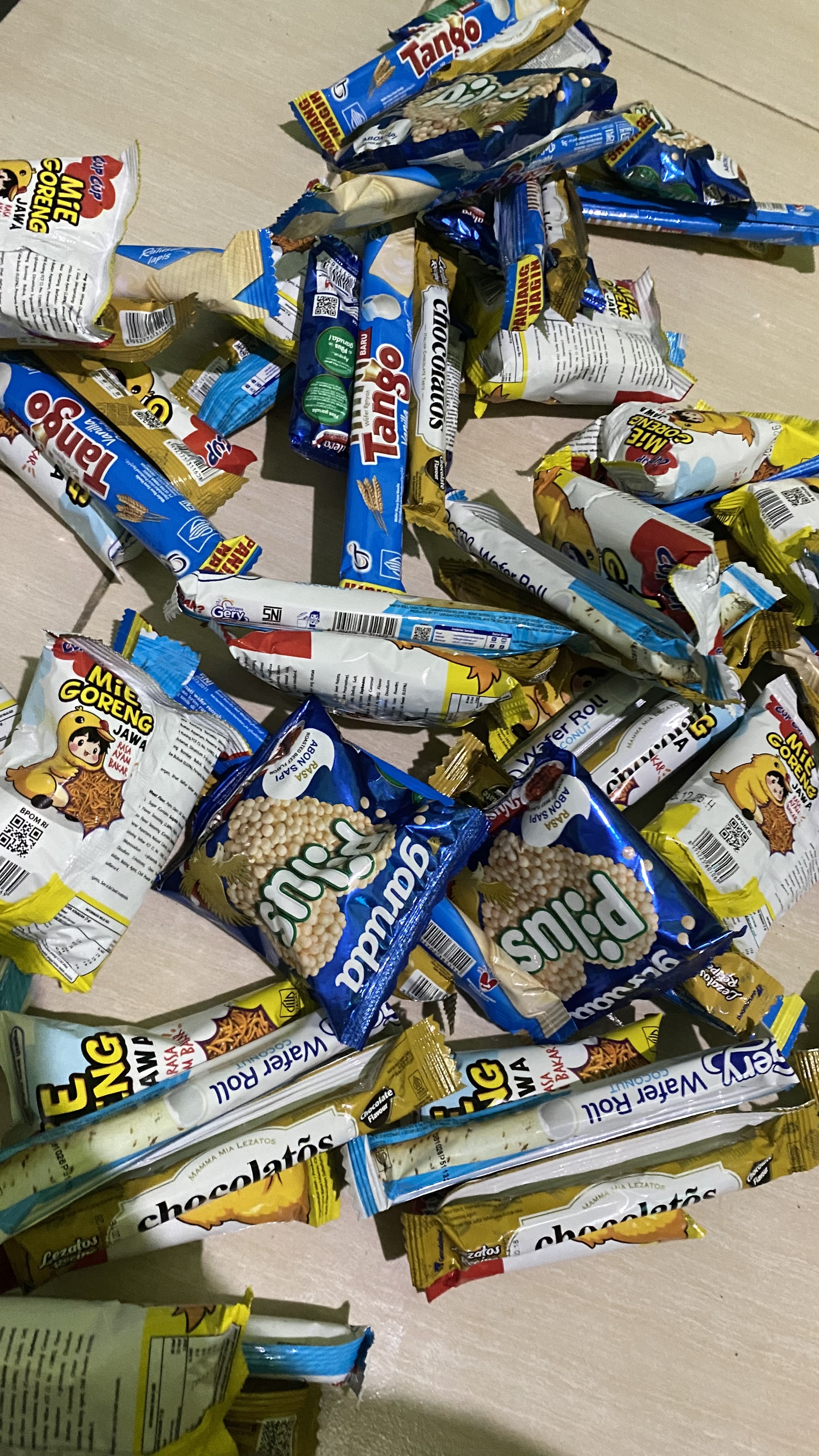 Mempersiapkan snack untuk proker mengajar Basic Bahasa Inggris.