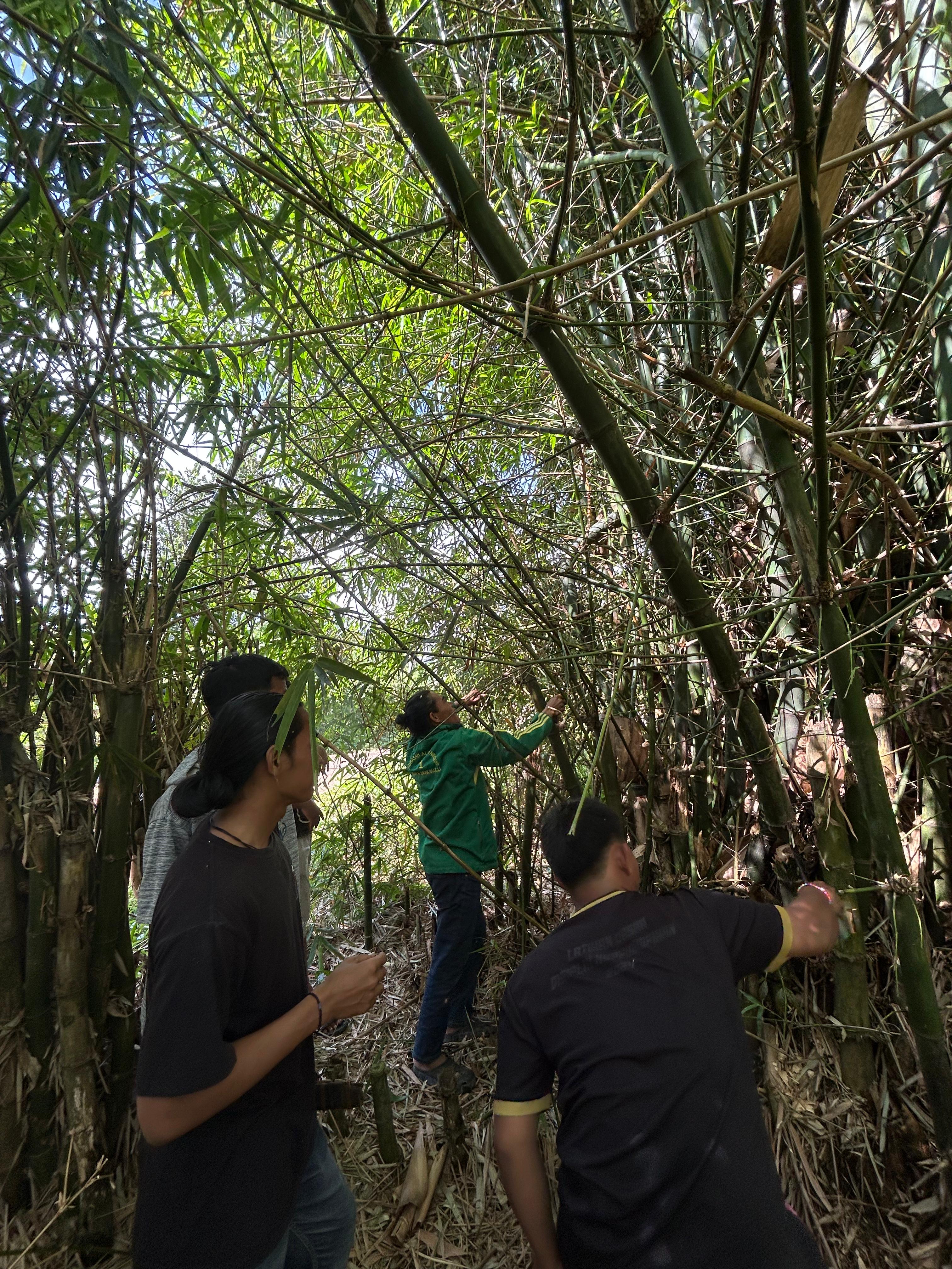 Gotong royong bersama warga untuk membuat lapangan futsal