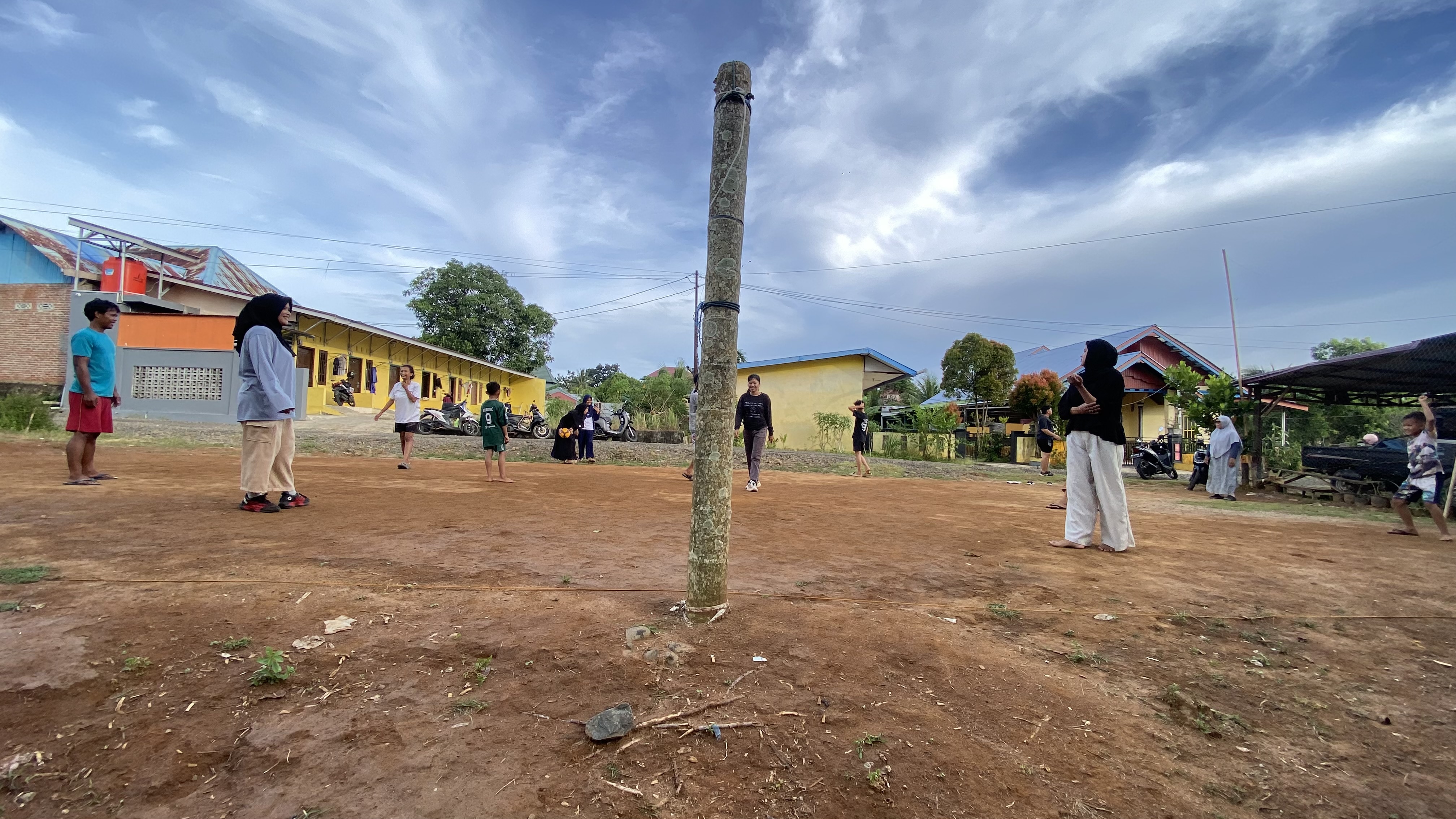 Bermain voli bersama warga