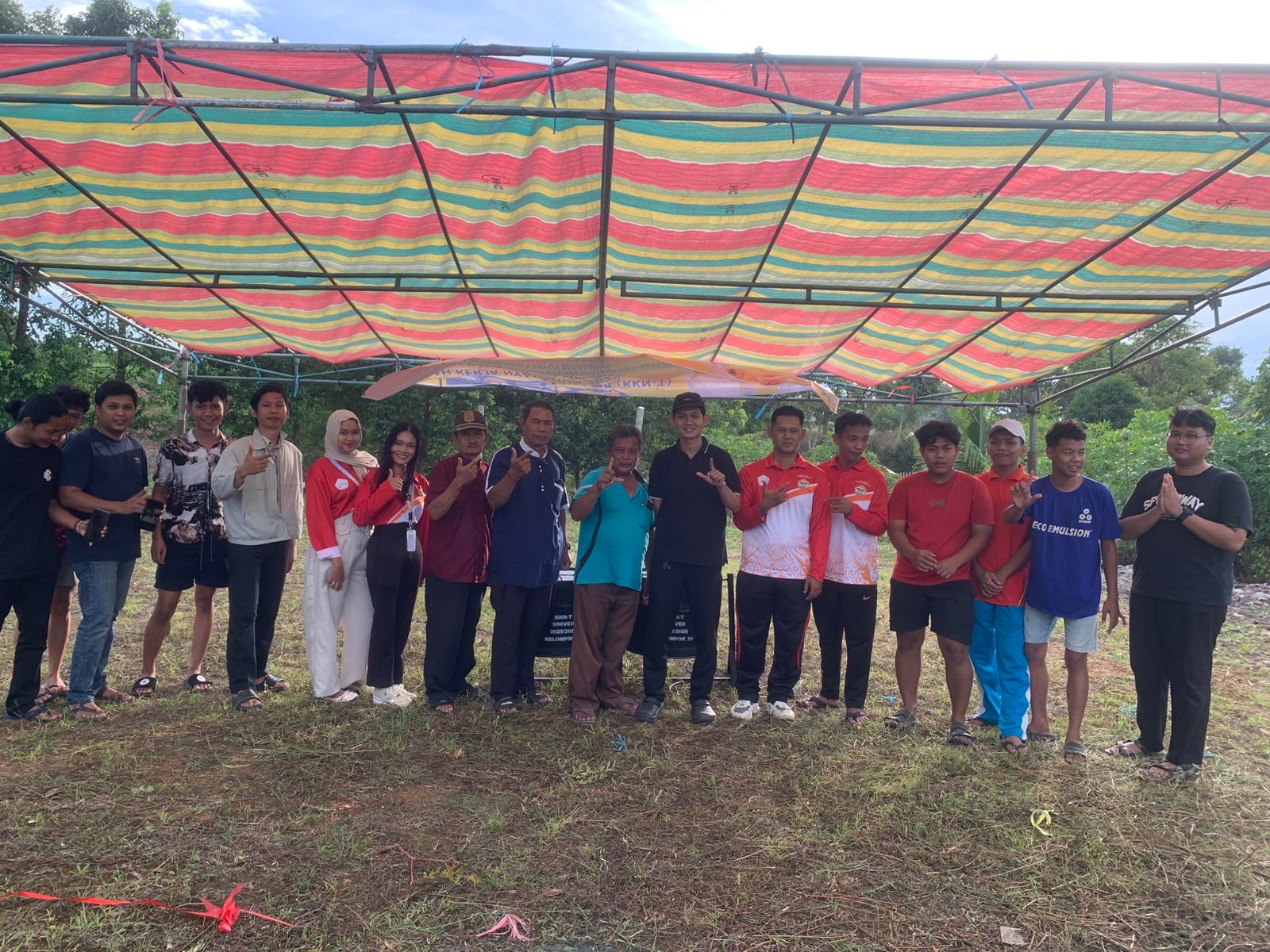  (Penarikan) mahasiswa KKN-T kelompok 30 periode 06 UNIVED sekaligus peresmian lapangan futsal secara simbolik dan pemberian kotak sampah untuk fasilitas umum di RT 03 Pematang Gubernur