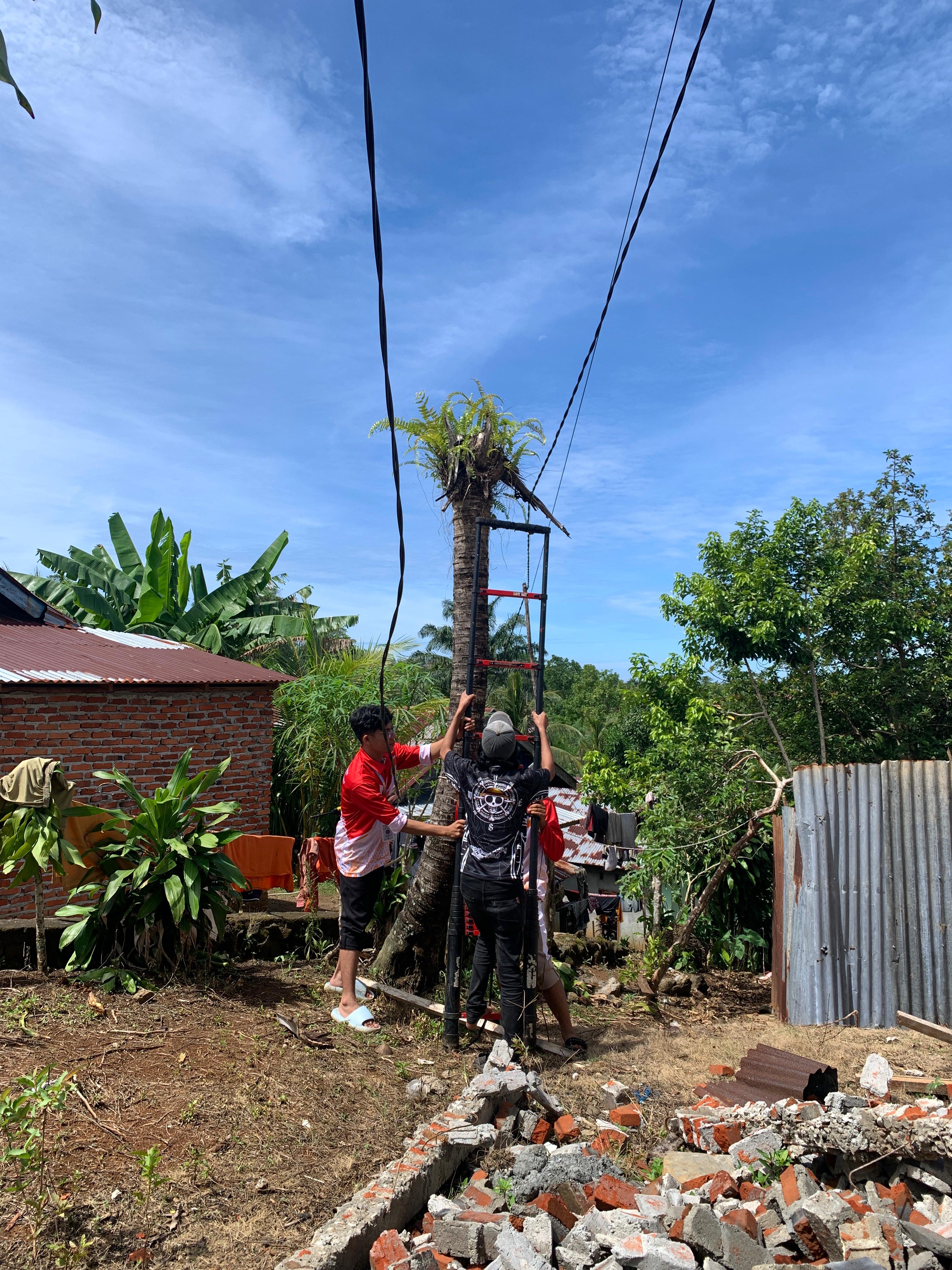 Pemasangan akses listrik dan lampu di pos kamling rt 27