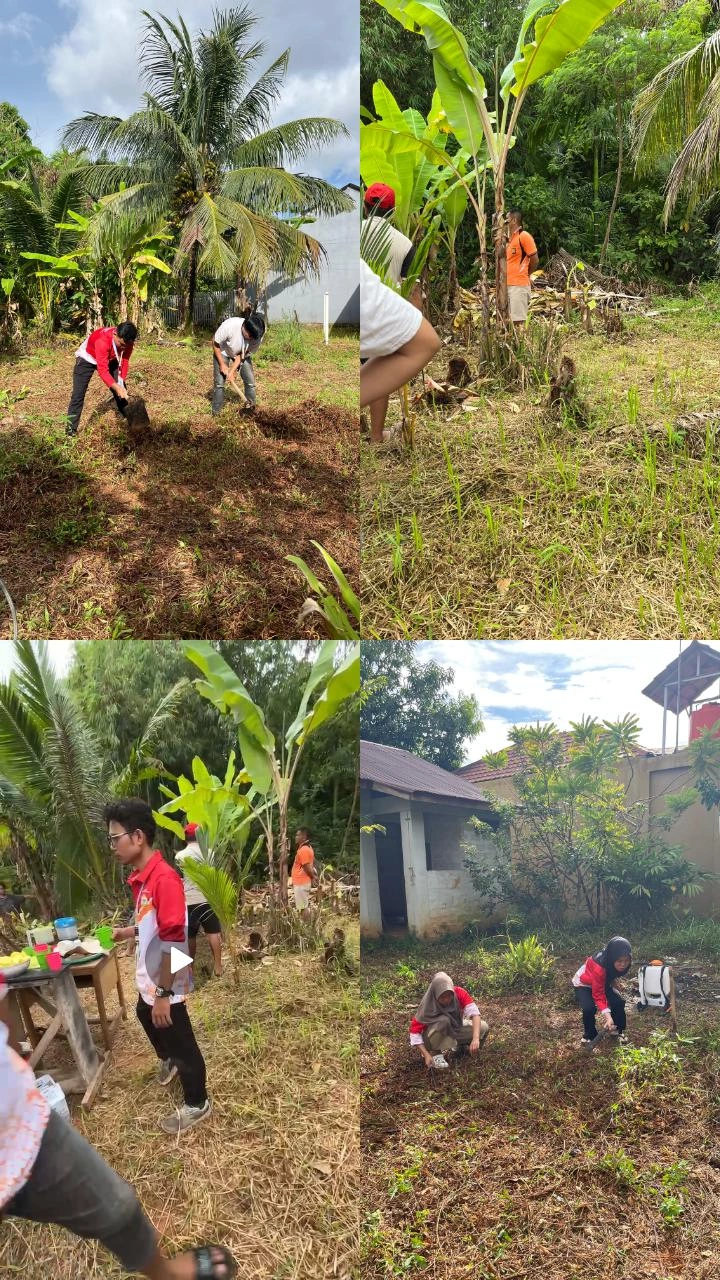Gotong royong dengan warga
