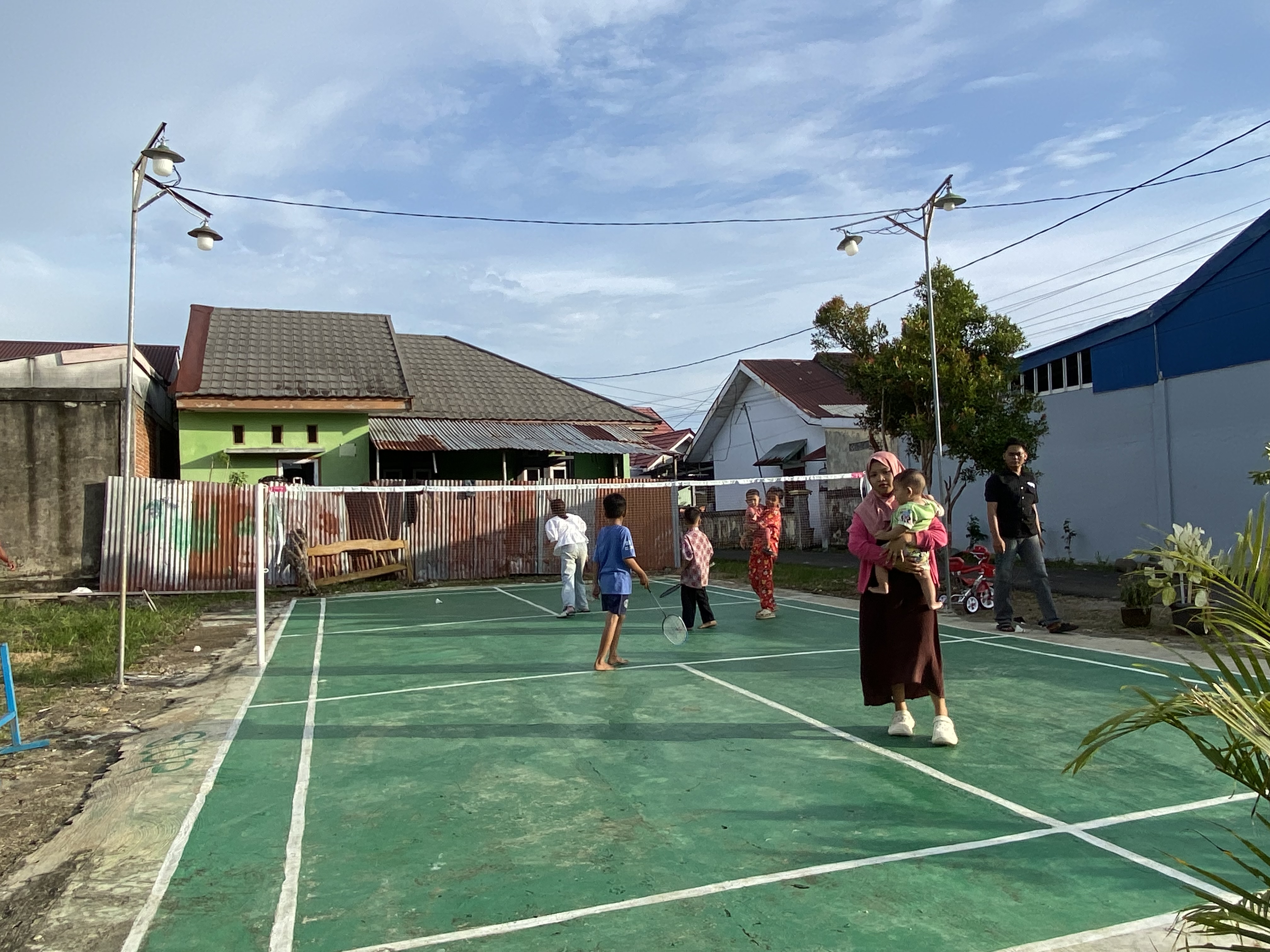 Bermain Badminton di lapangan rt