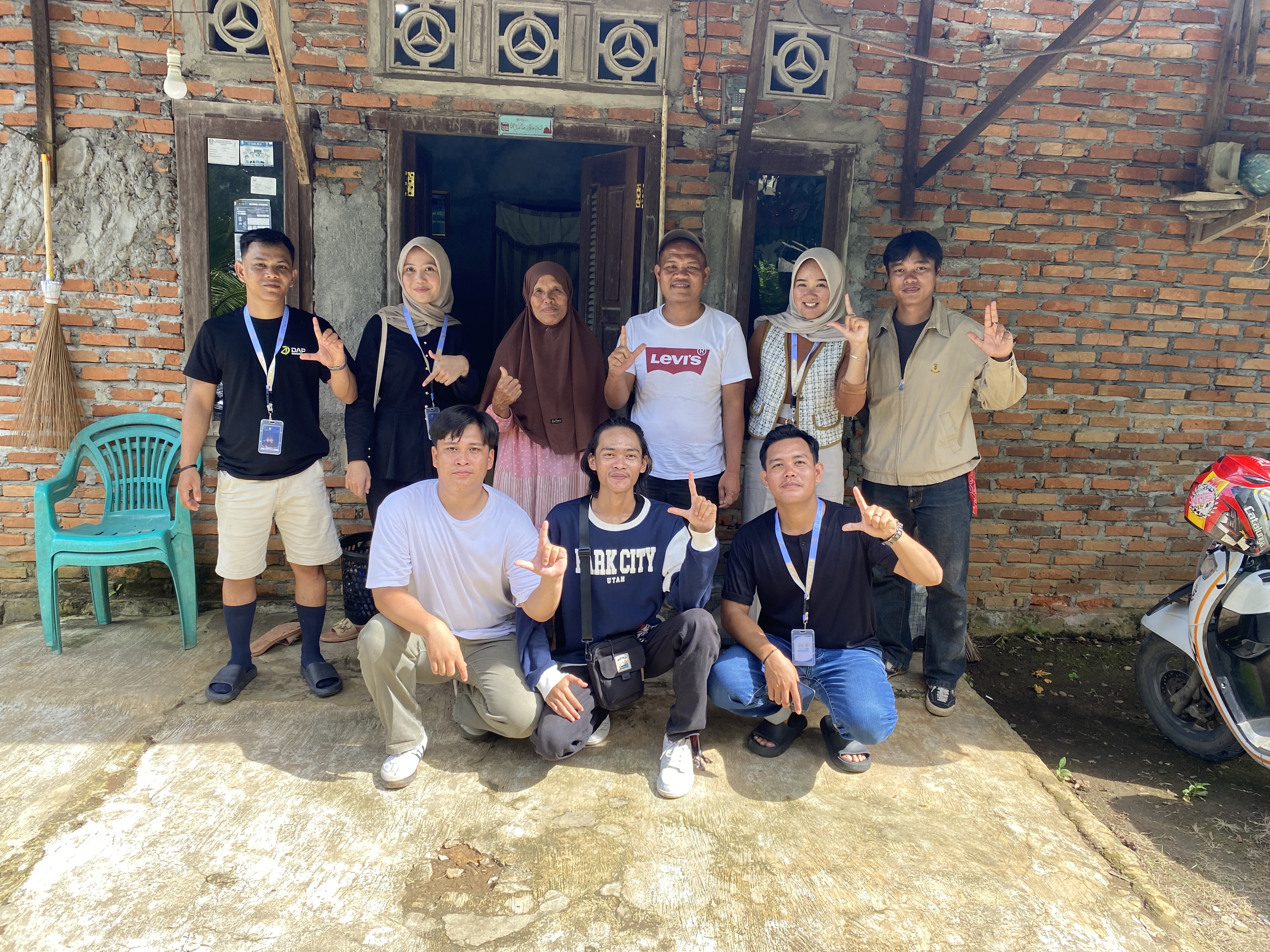 Berfoto bersama masyarakat di dekat posko Kel-36 RT 07 RW 04 kelurahan Betungan 