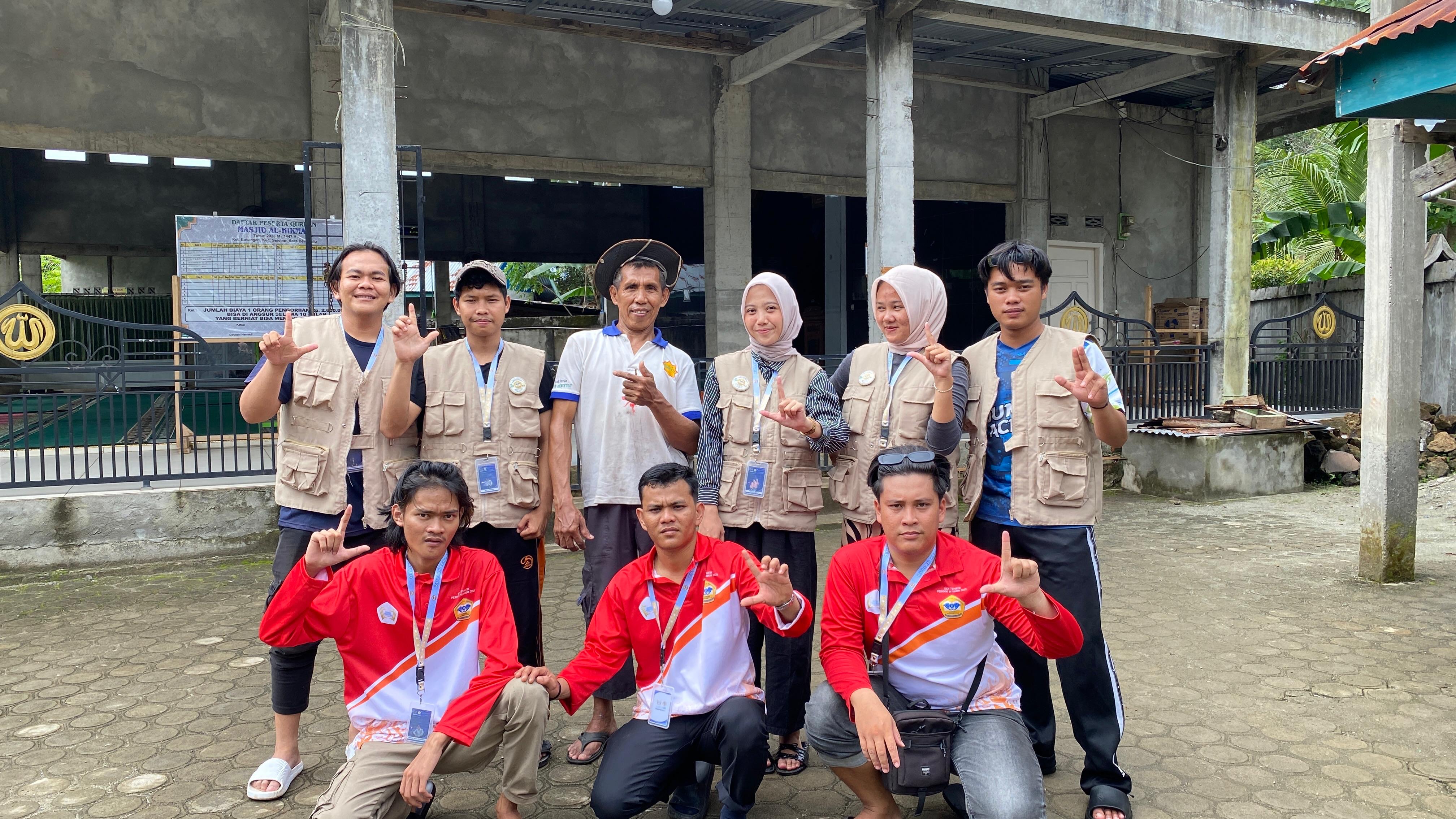 Gotong royong membersihkan masjid di RT07 kelurahan Betungan