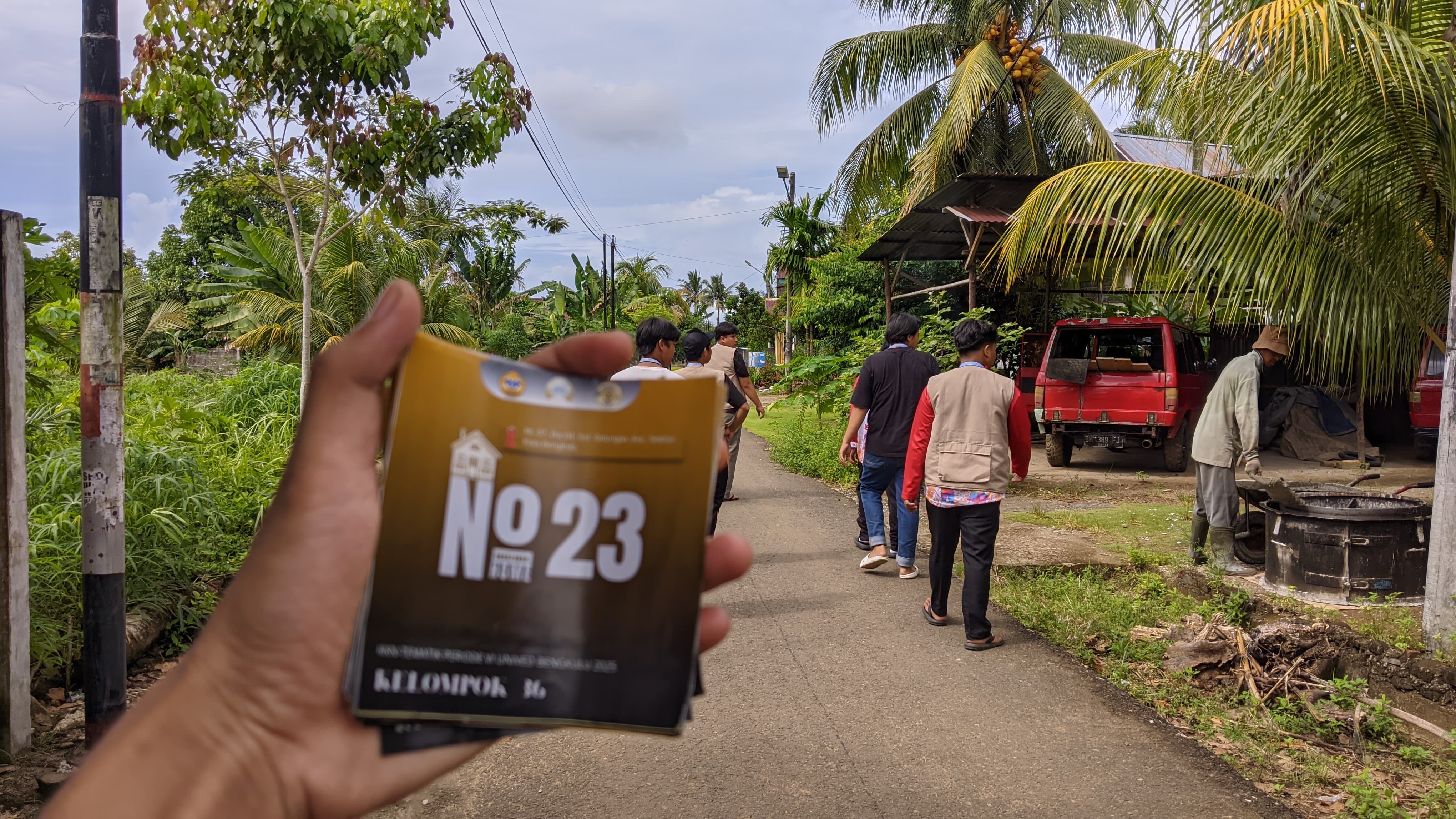 Pengerjaan program kerja pemasangan nomor rumah di RT07 