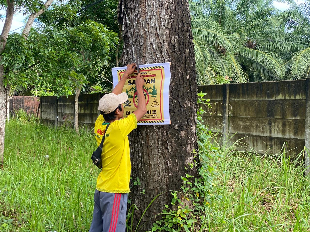 Pemasangan spanduk larangan membuang sampah di RT07