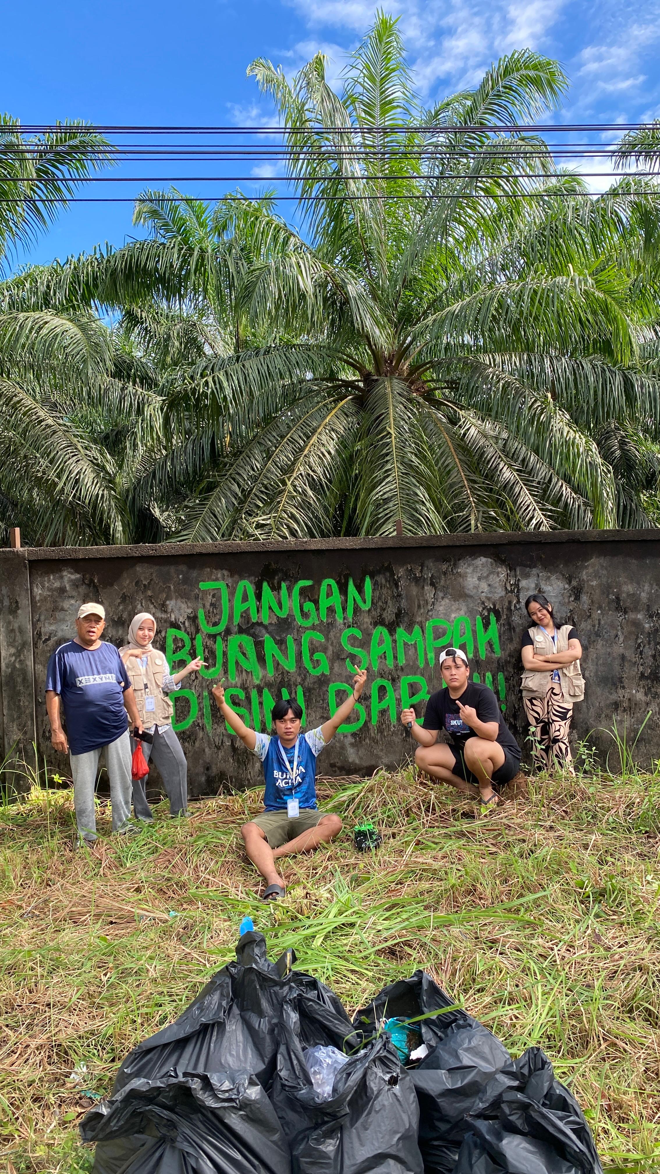 Gotong royong kebersihan lingkungan bersama RT07 , dan membuat larangan membuang sampah