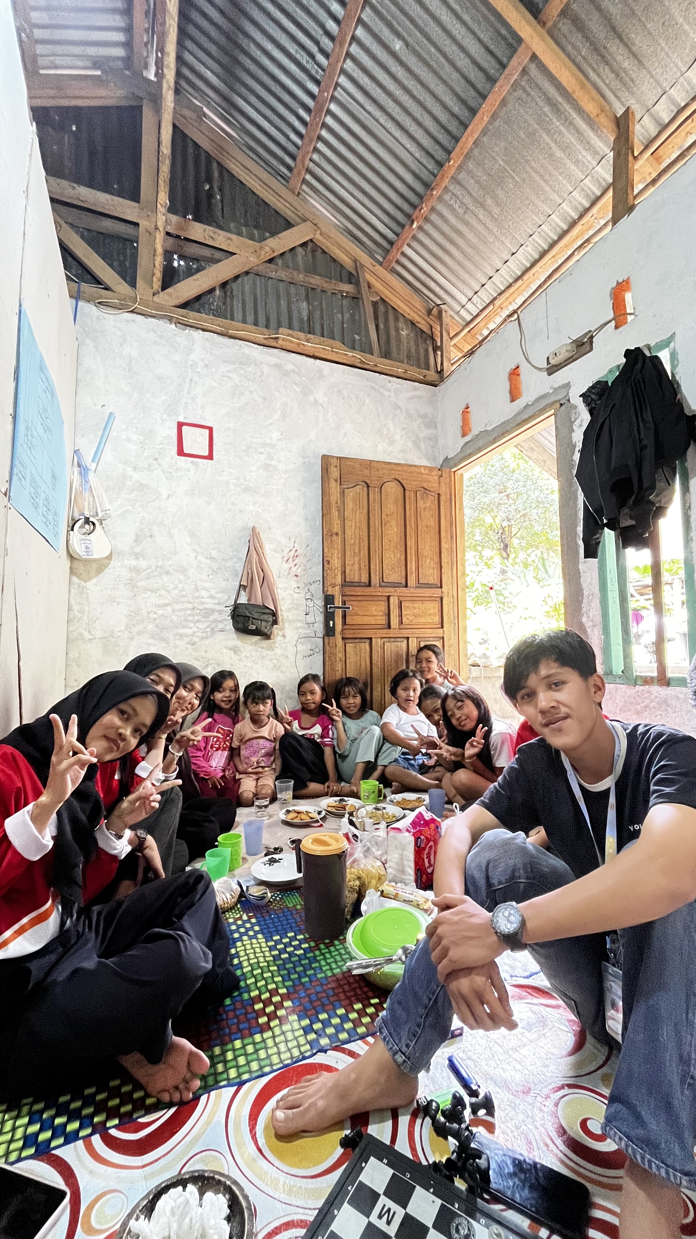 Keceriaan Bermain Bersama Anak-anak di posko