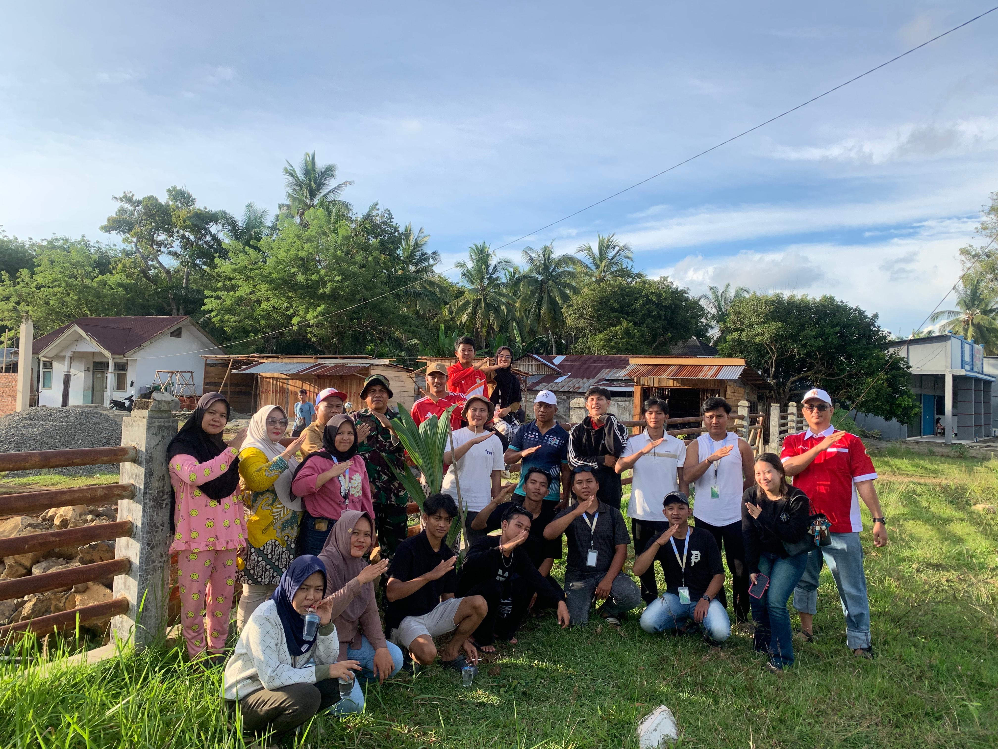 Menanam bibit kelapa