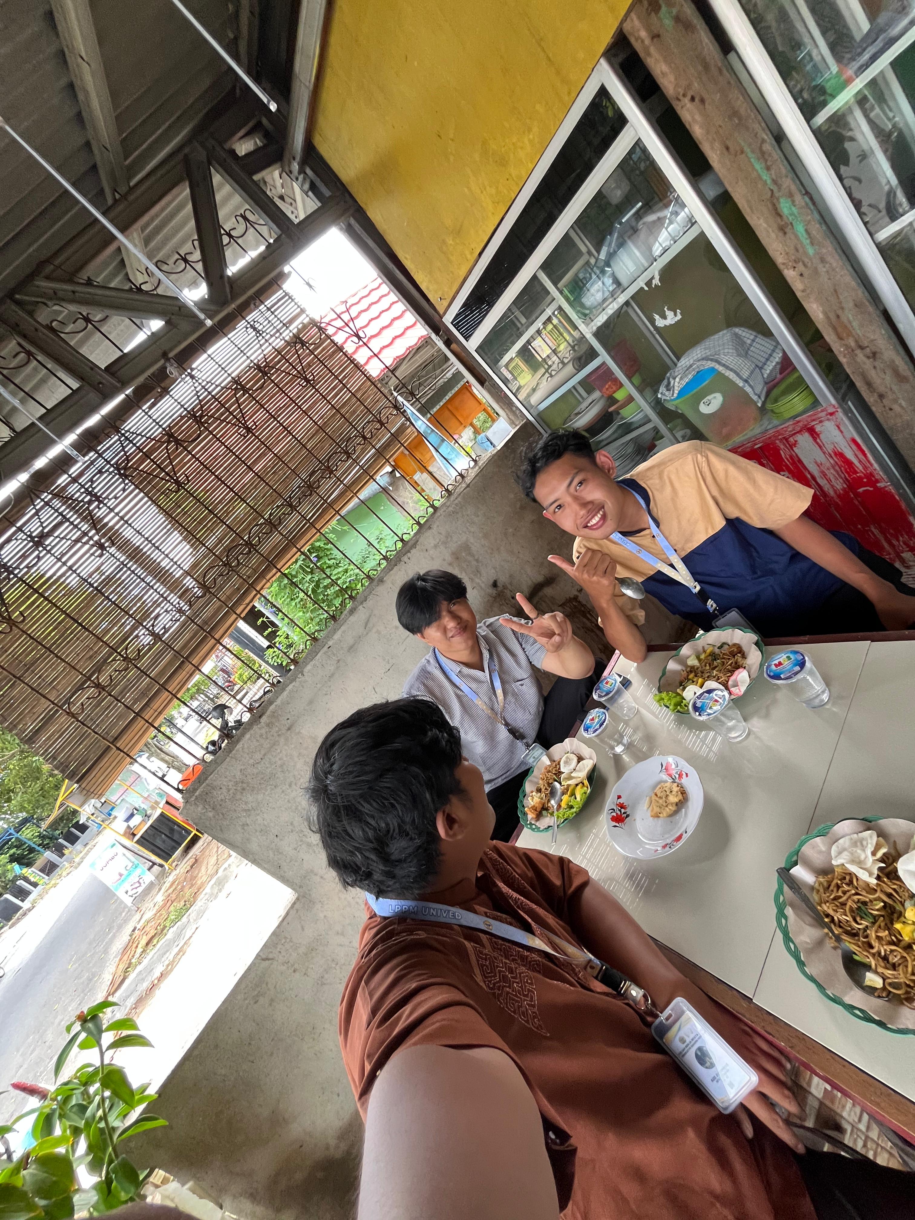 Berpartisipasi dalam acara pengajian dan arisan warga rt 10.