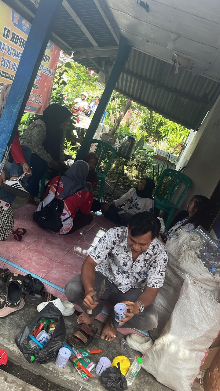 Colaborasi kelompok 45 dan 10 kelompok lain nya Memberikan warna/ ngecat  papan/botol.